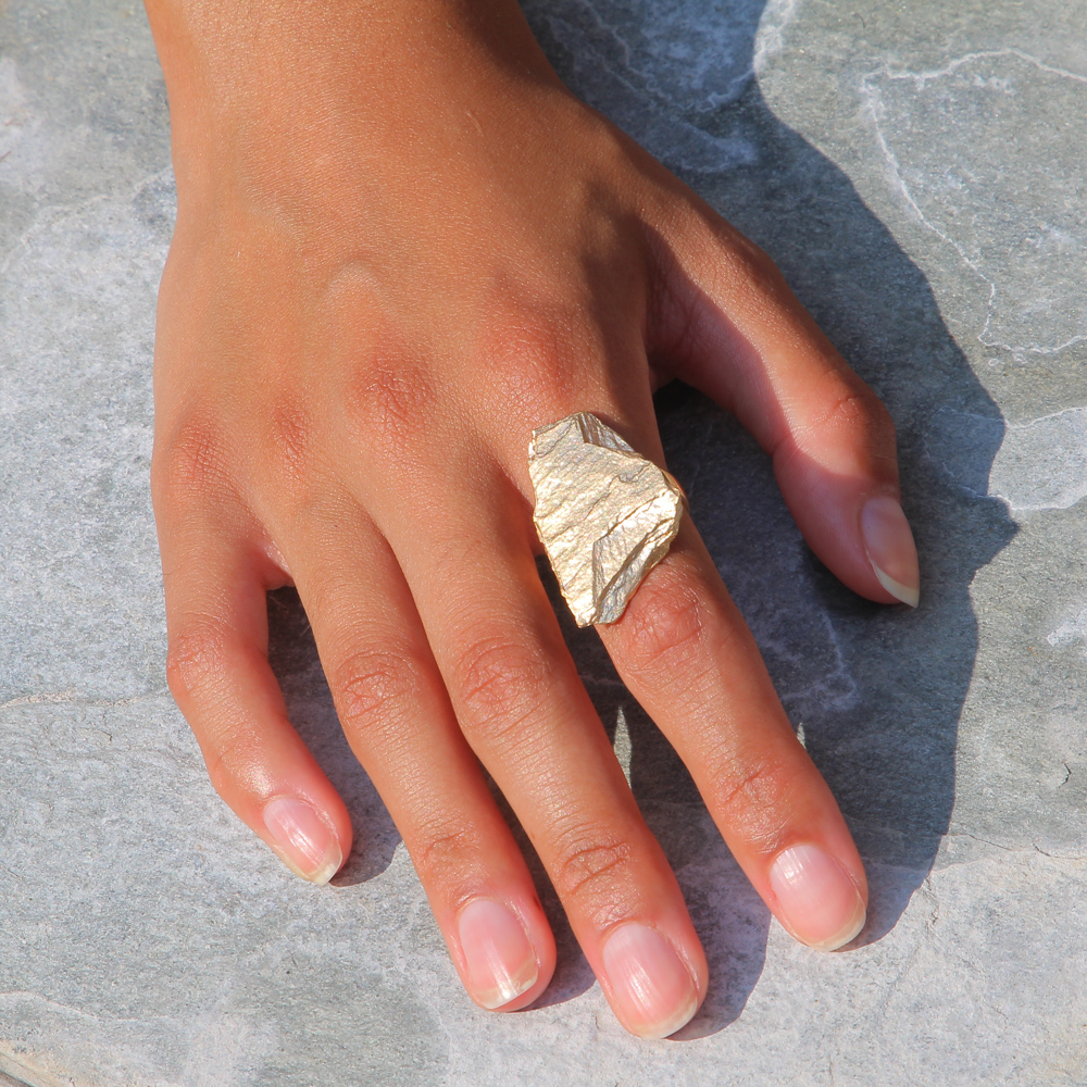 Stone-shaped ring in gold plated silver