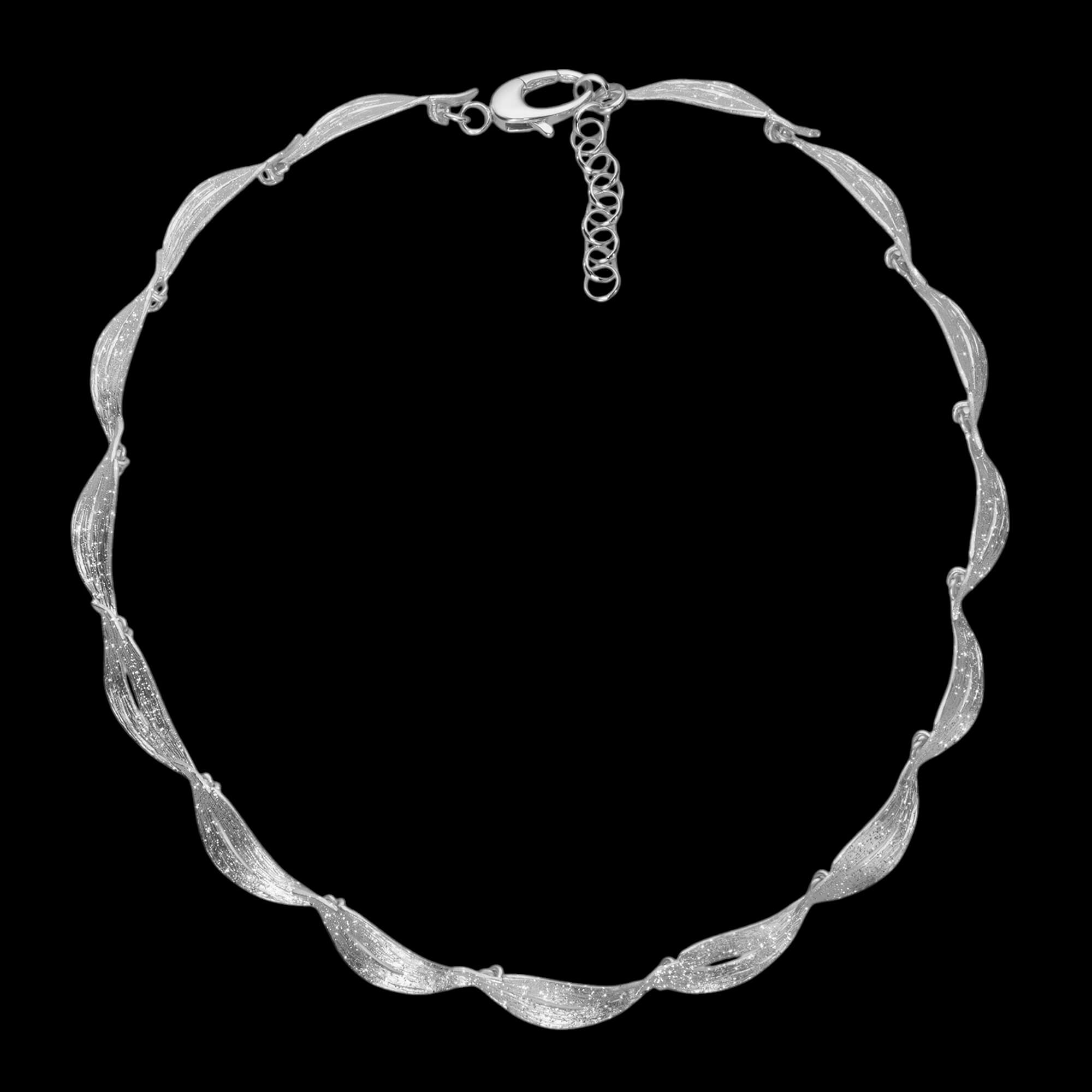 Zilveren en geheel bladvormige ketting  Zilveren en geheel bladvormige ketting