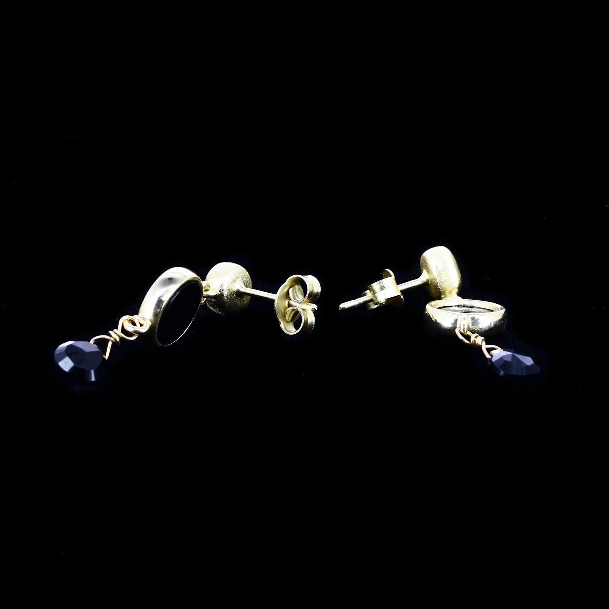 Vergoldete und hängende Ohrringe mit Onyx