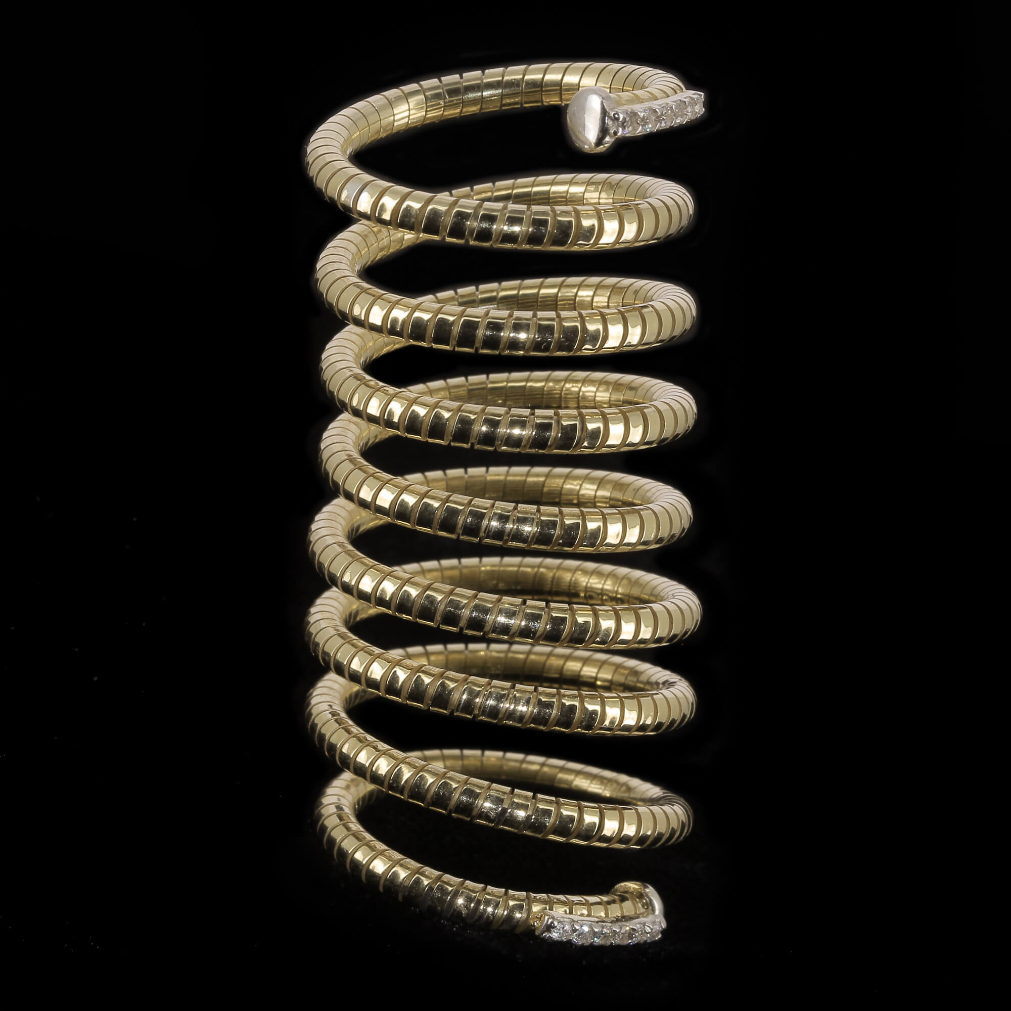 DEL0321001 - Vergulde en spiraalvormige ring met zirkonia