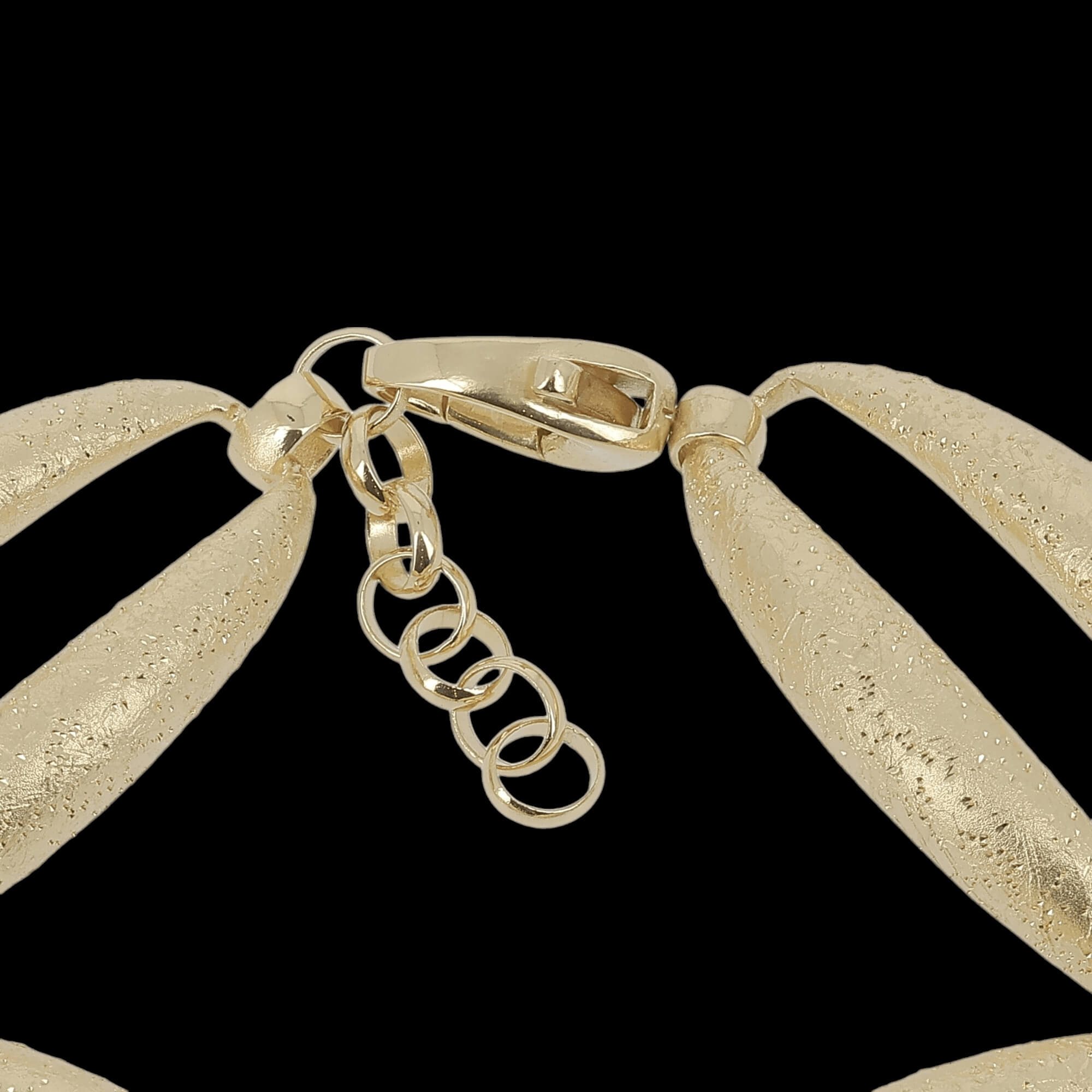 Beautiful gold-plated and oval link bracelet
