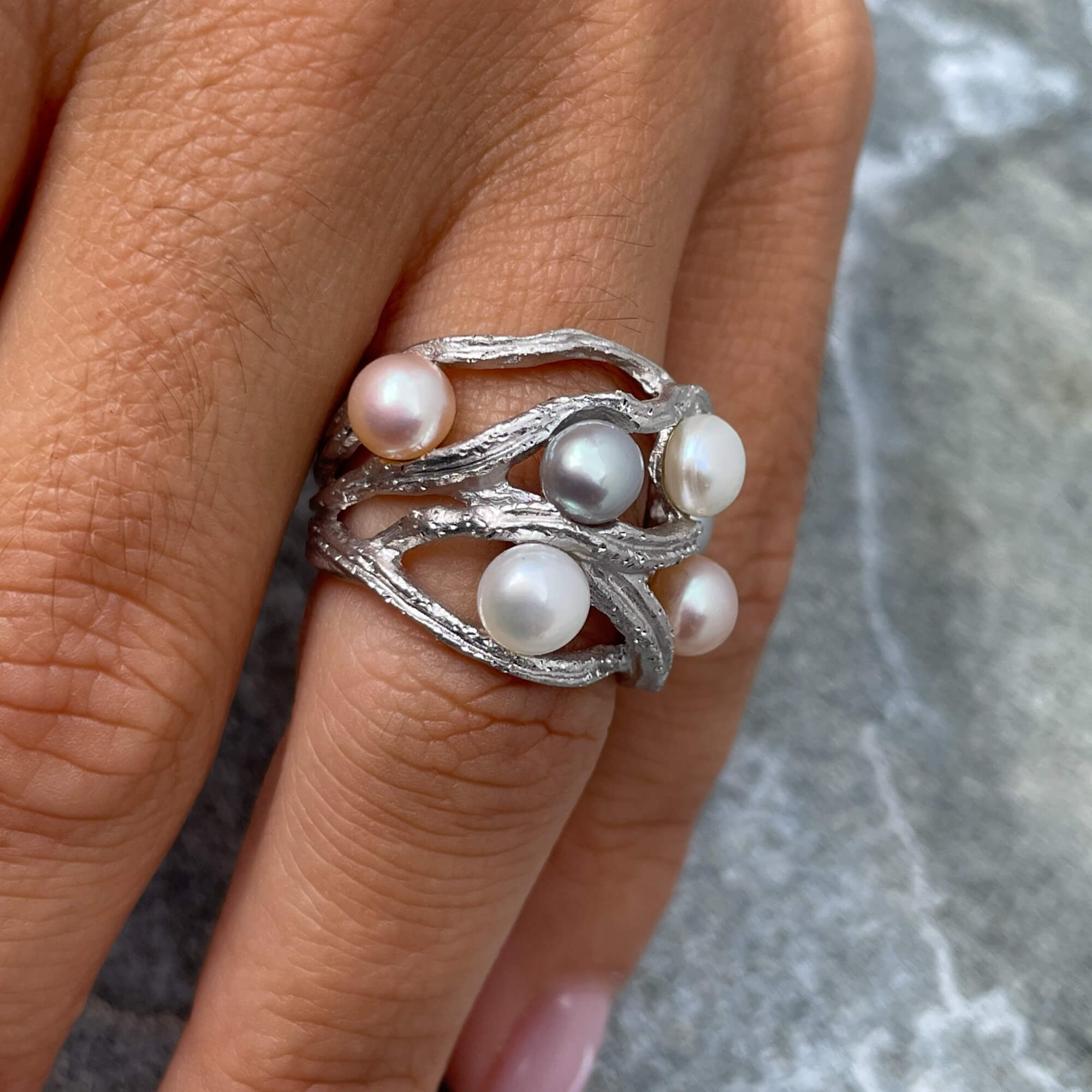 Magnificent ring with freshwater pearls made of 18kt white gold