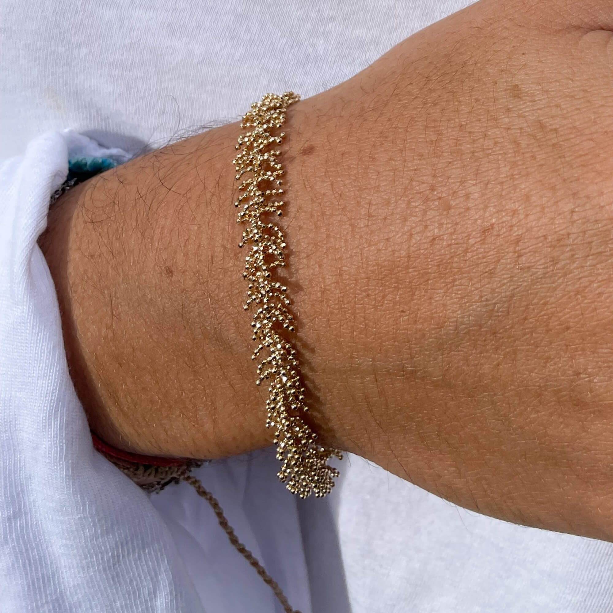 Wider bracelet with refined branches of 18ct gold