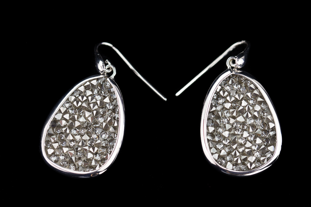 Depending oval earrings with hematite