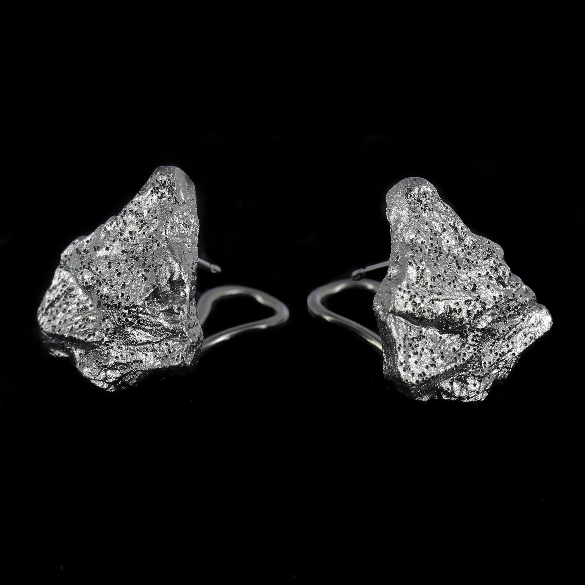 Silver-gray short stone-shaped earrings