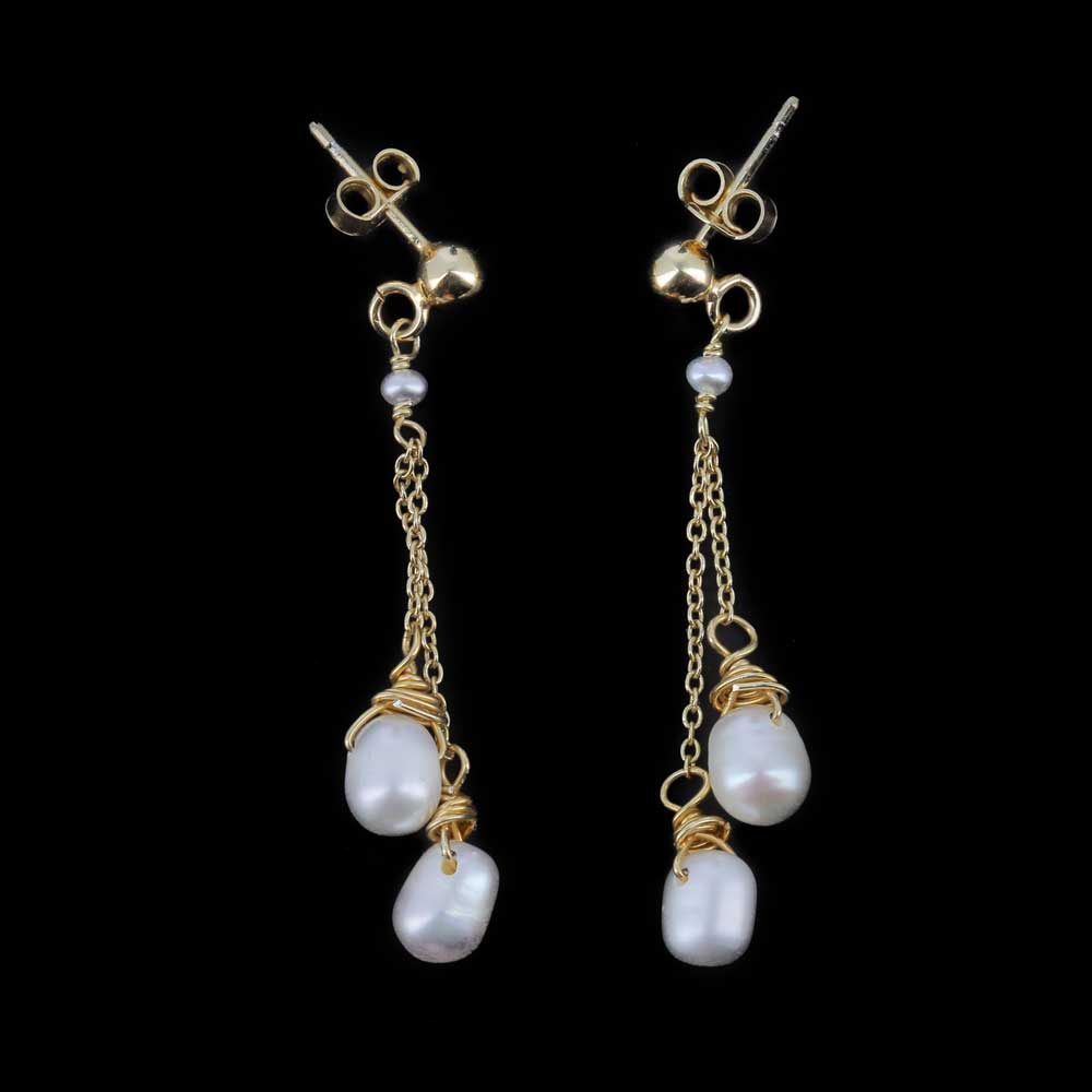 Long goldplated earrings with pearls