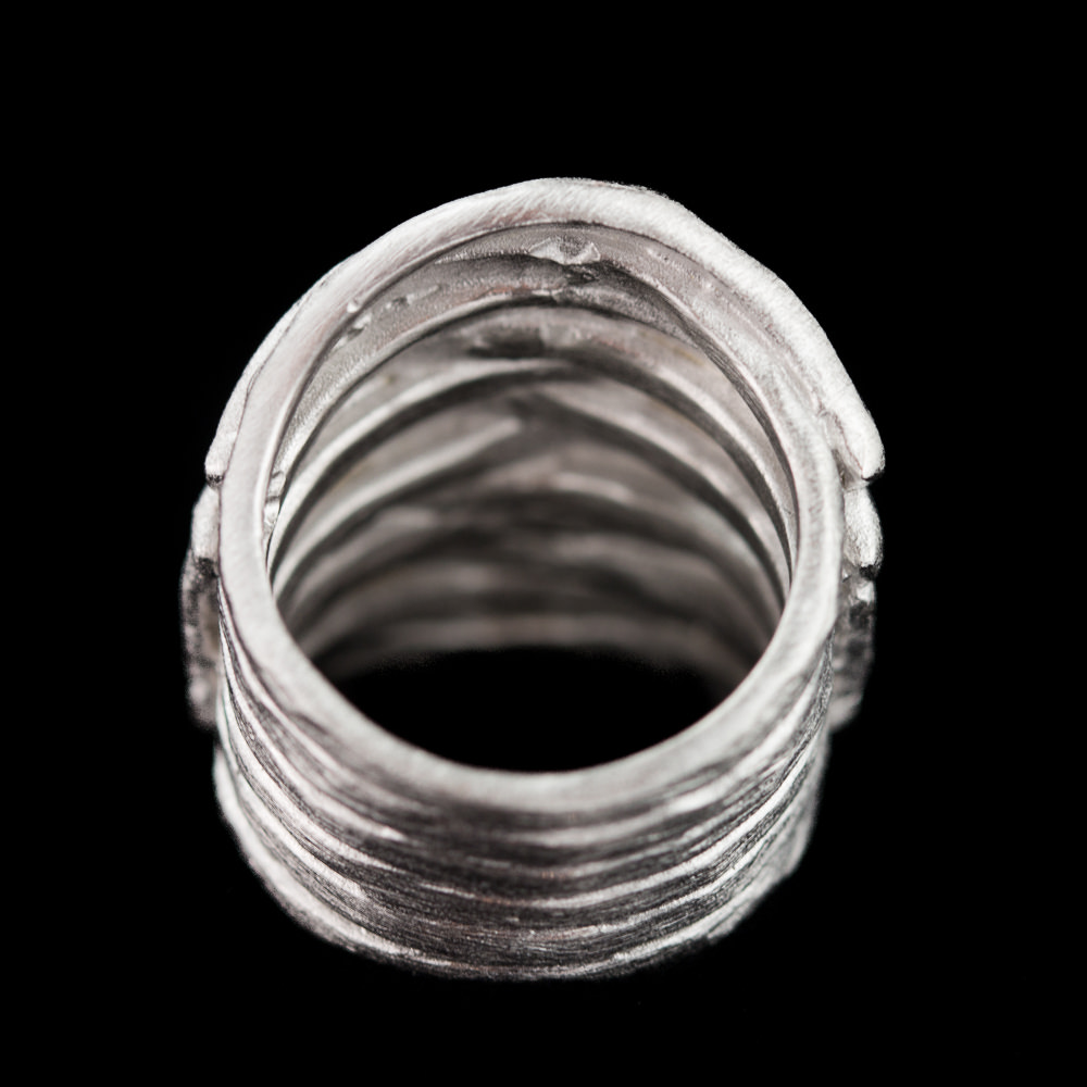 Brede geribbelde en matte zilveren ring