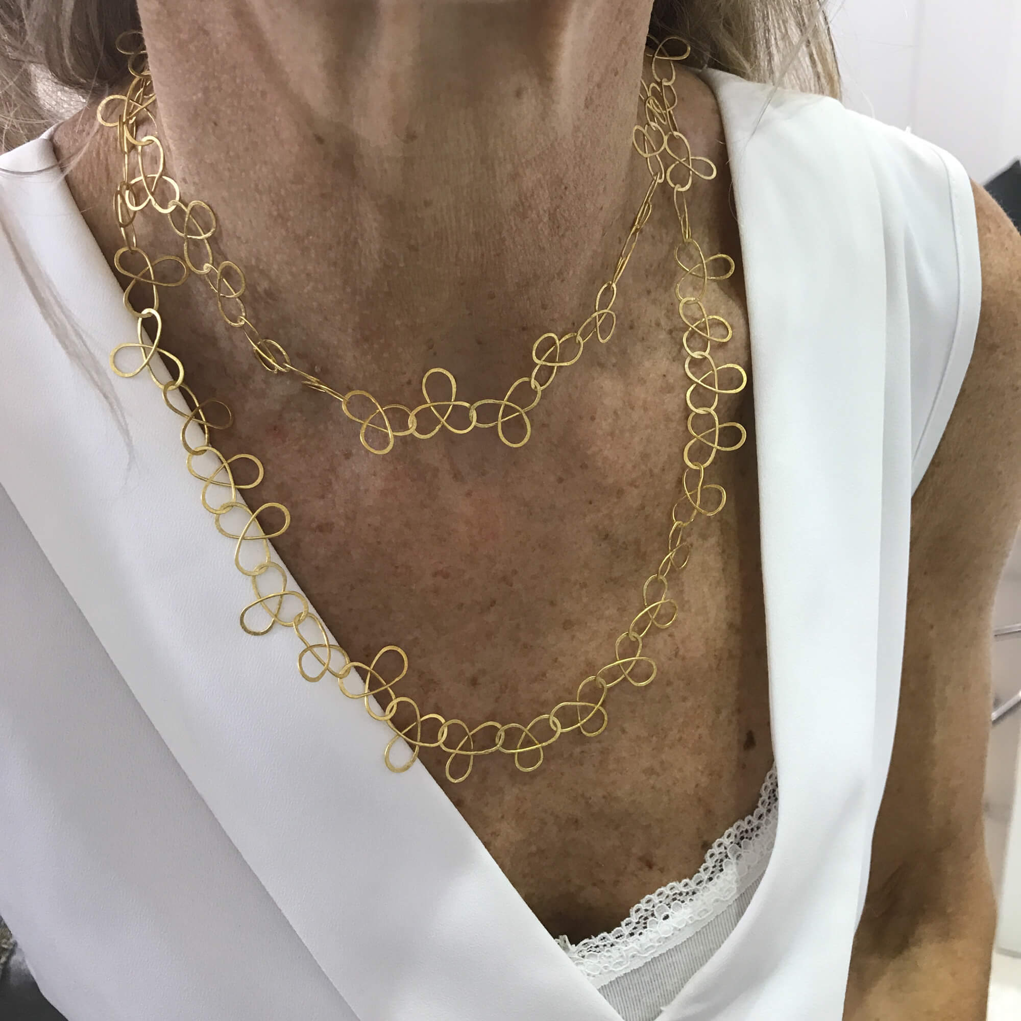 Chic processed and long gold-plated chain