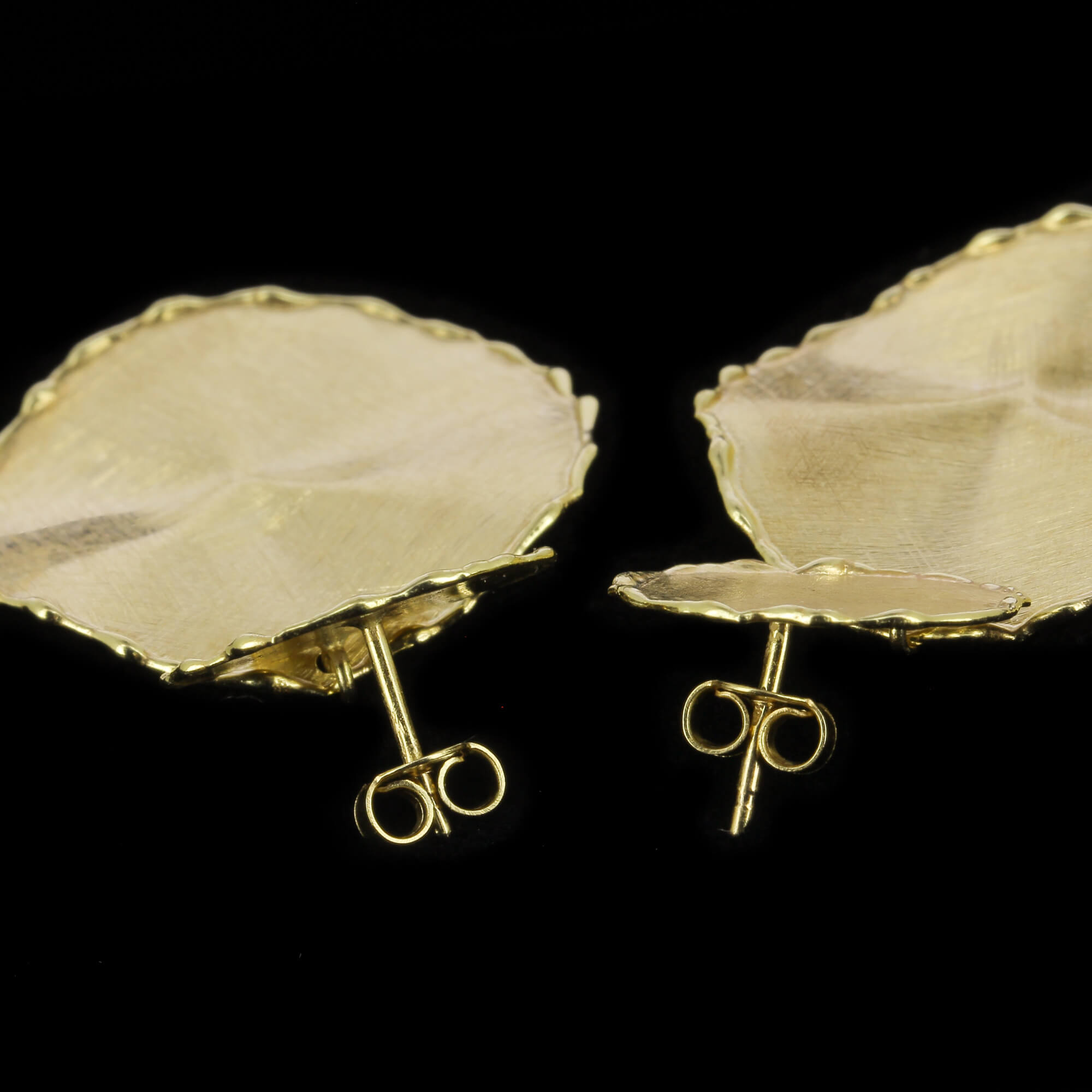 Golden round and unmeated earrings, 18kt