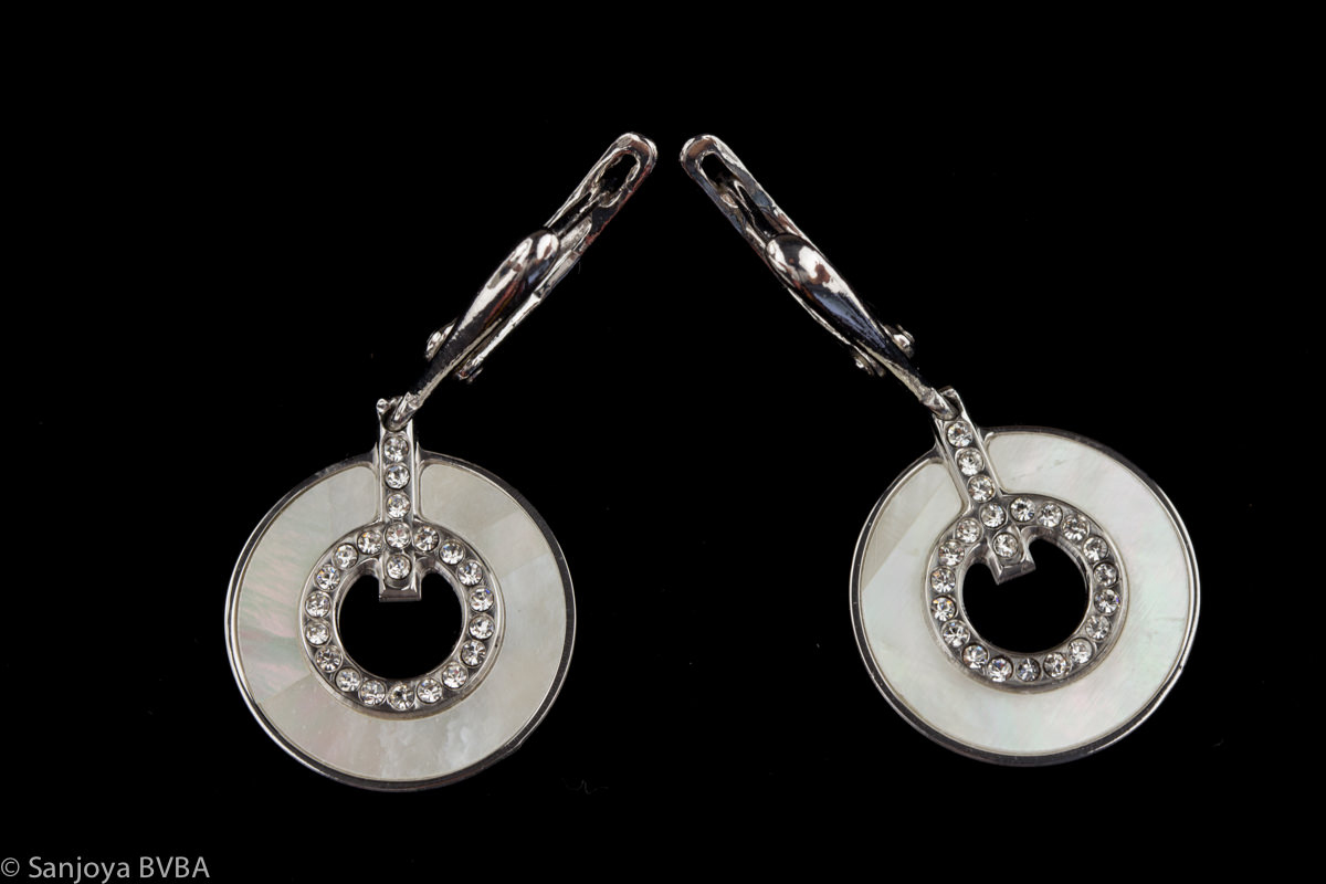 Round mother of pearl and zirconia earrings
