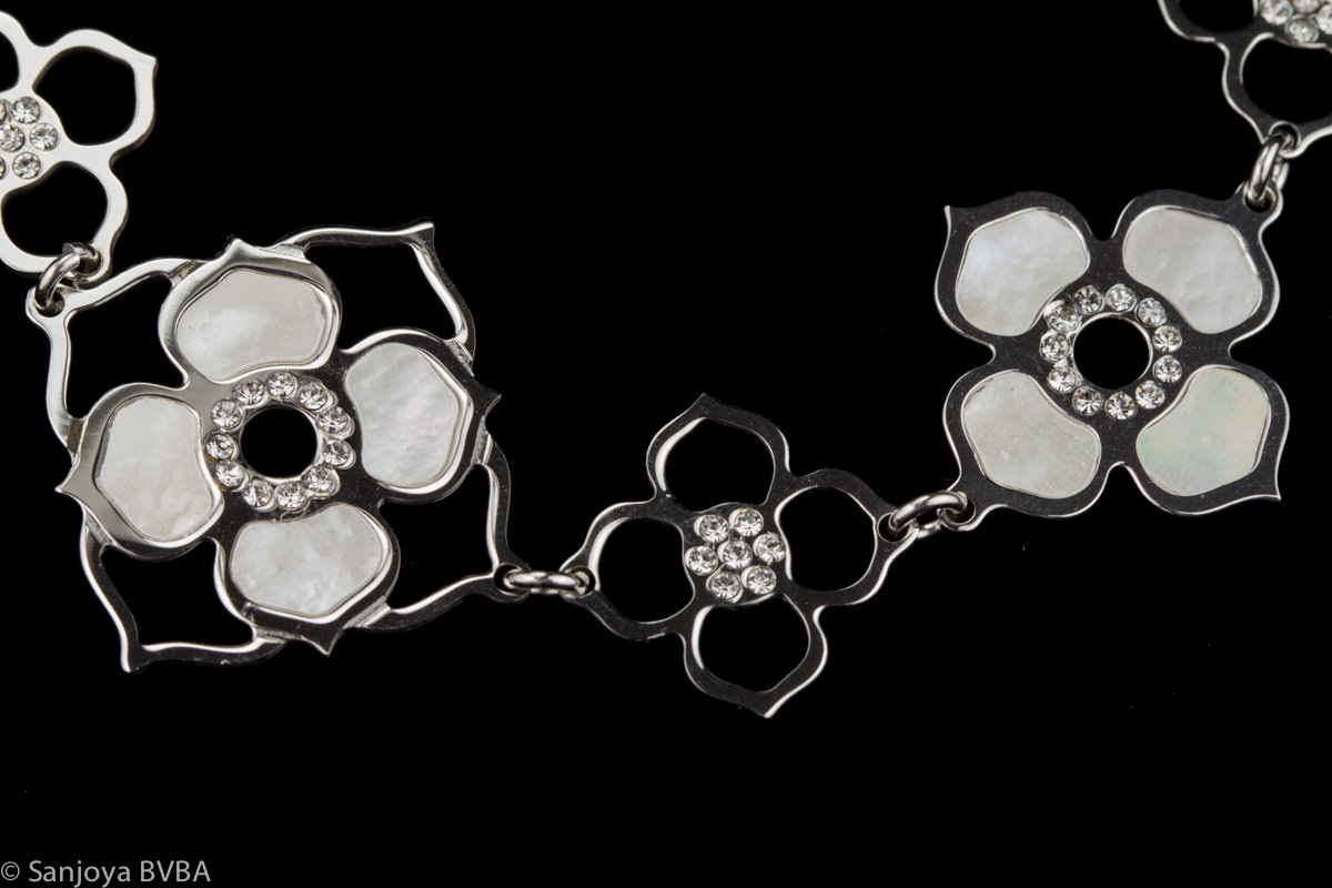 Flower designed silver bracelet with mother of pearl