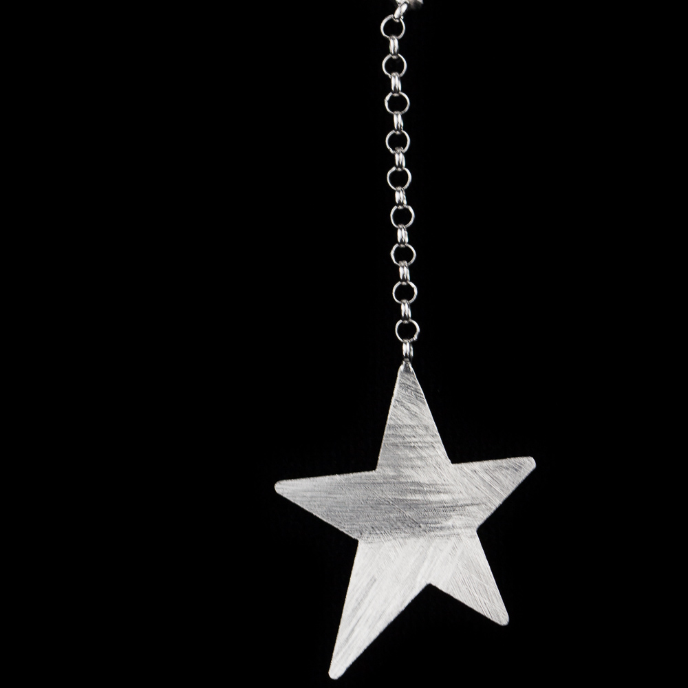 Stiff open necklace with a pendant star