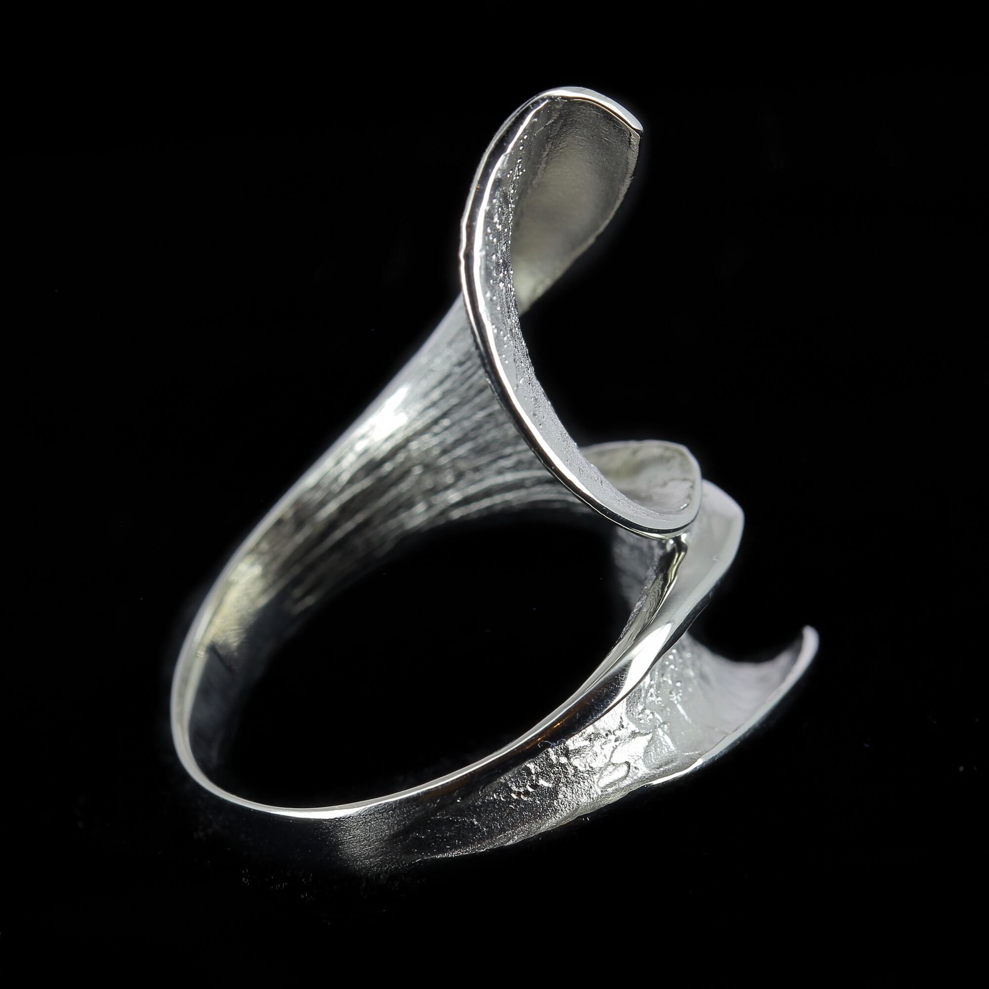 Silver, beautiful and matte curl ring