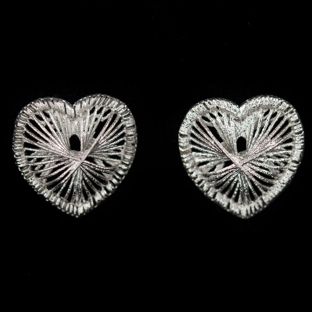 Machined light gray hearts earrings in sterling silver
