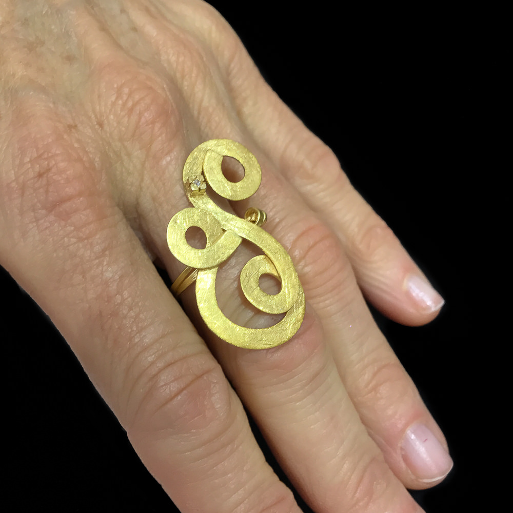 Goldplated and frosted swirl ring