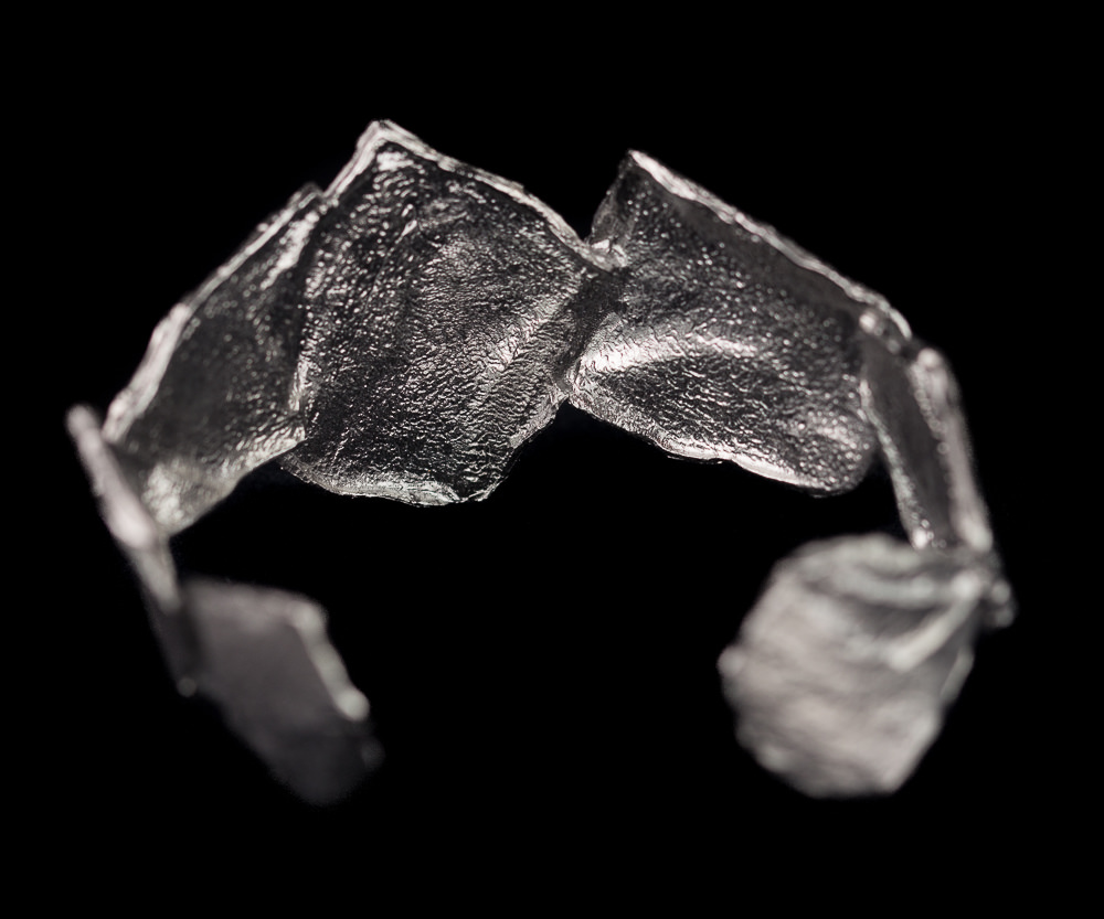 Stone-shaped bracelet in dark grey sterling silver