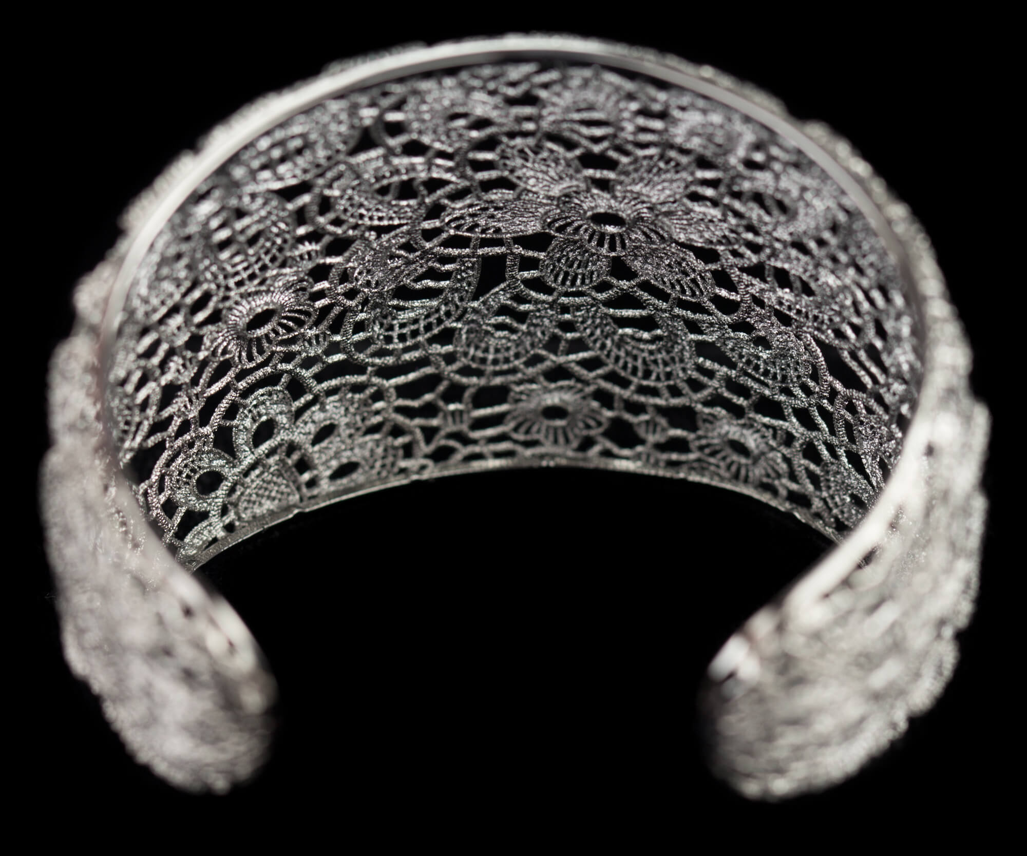 Processed side silver gray bangle