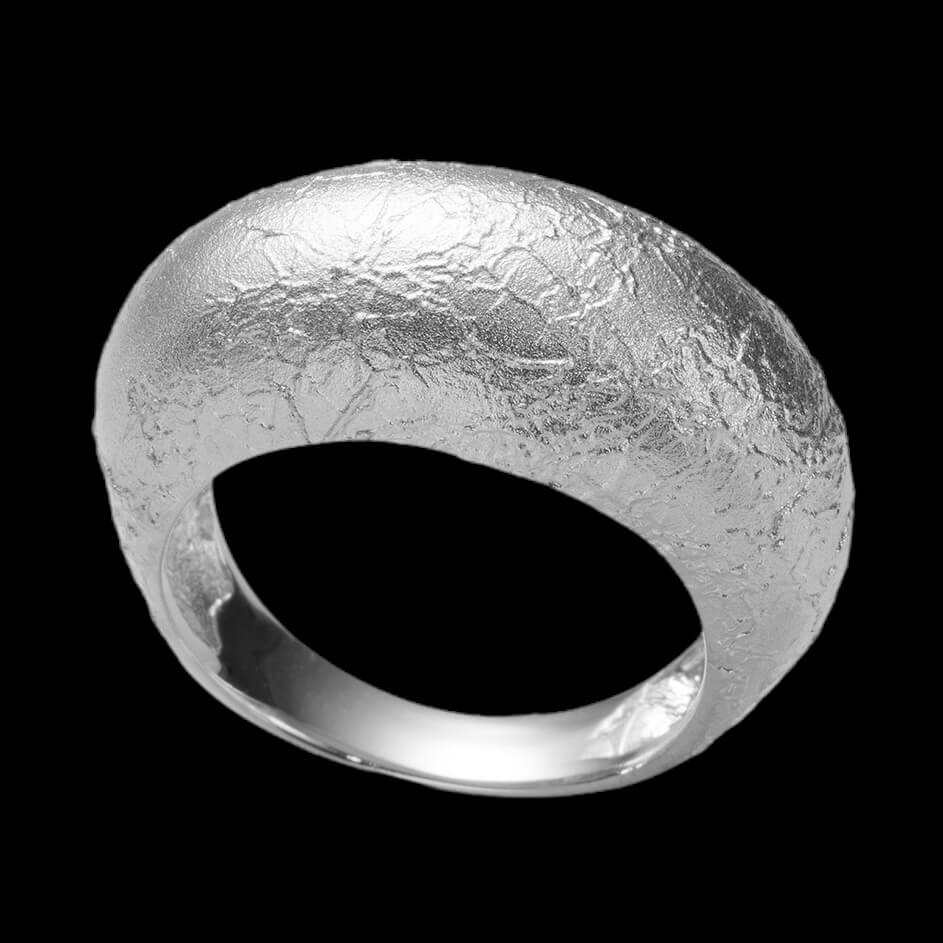 Bewerkte ronde zilveren en schitterende ring