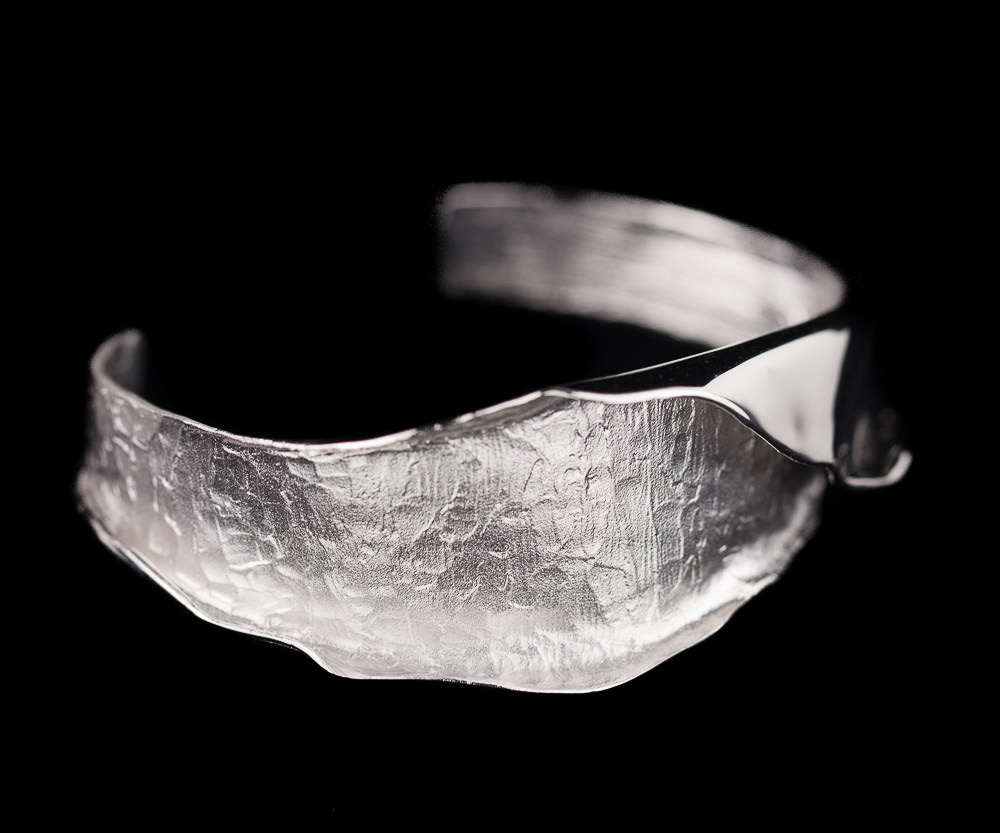 Brilliant narrow slaves bracelet, matte and polished