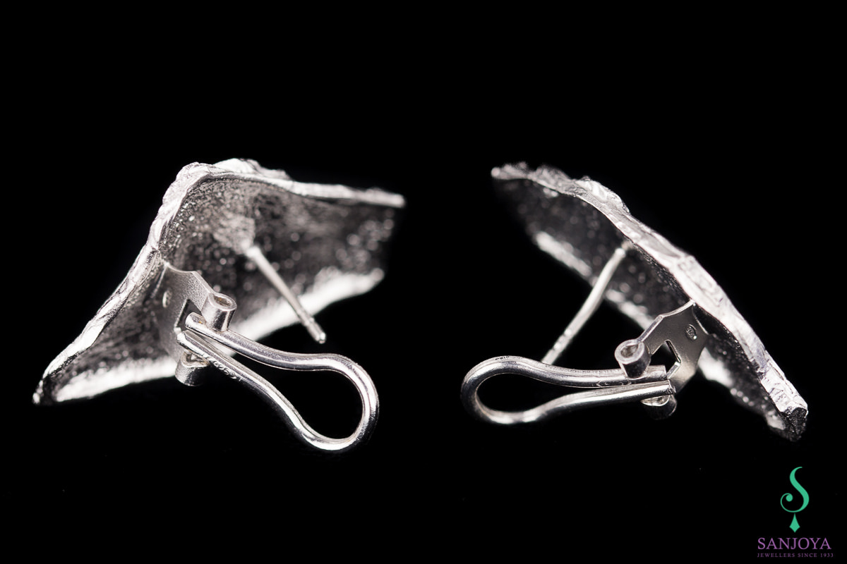 Stone-shaped earrings of silver