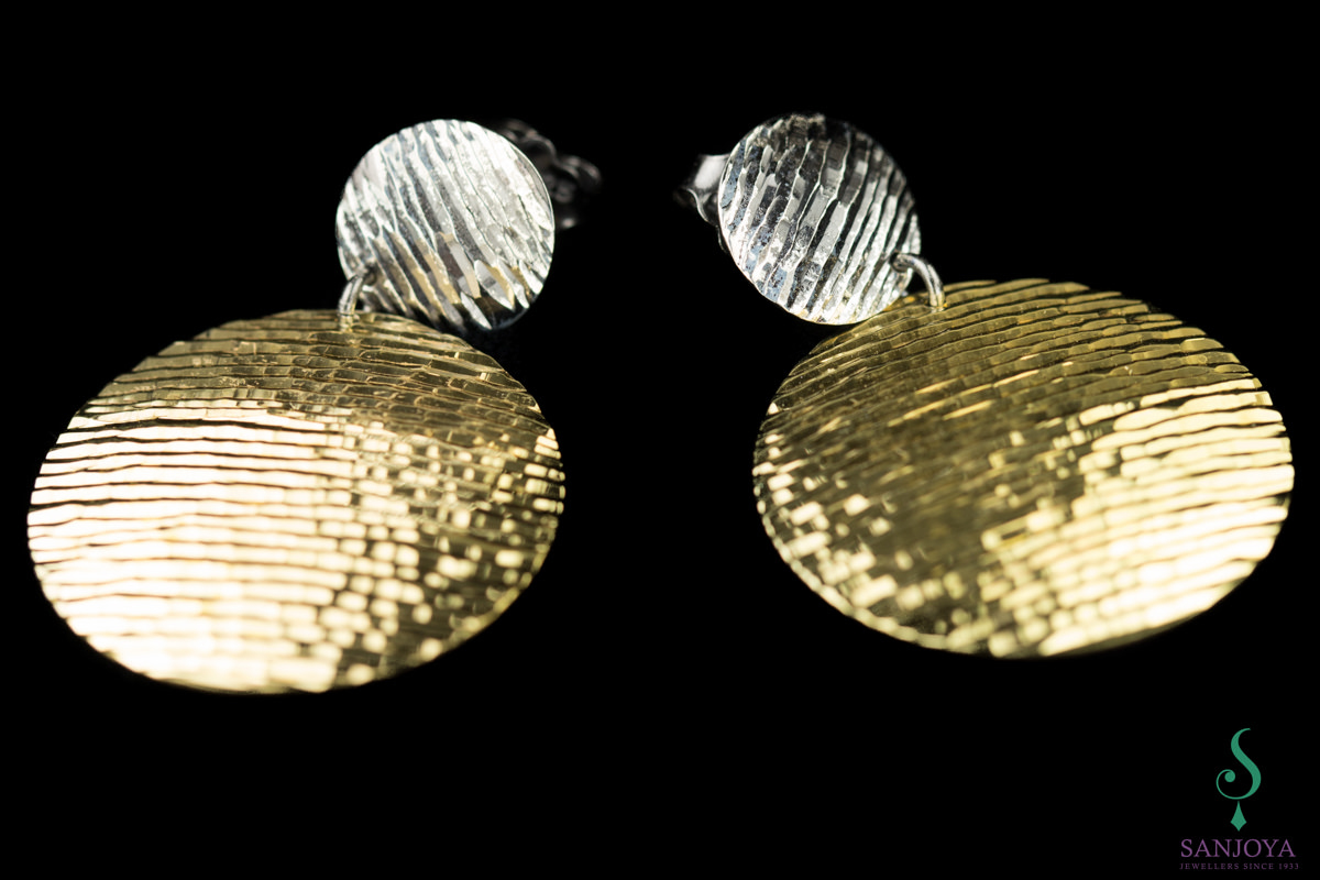 Gilded and closed round earrings with black trim