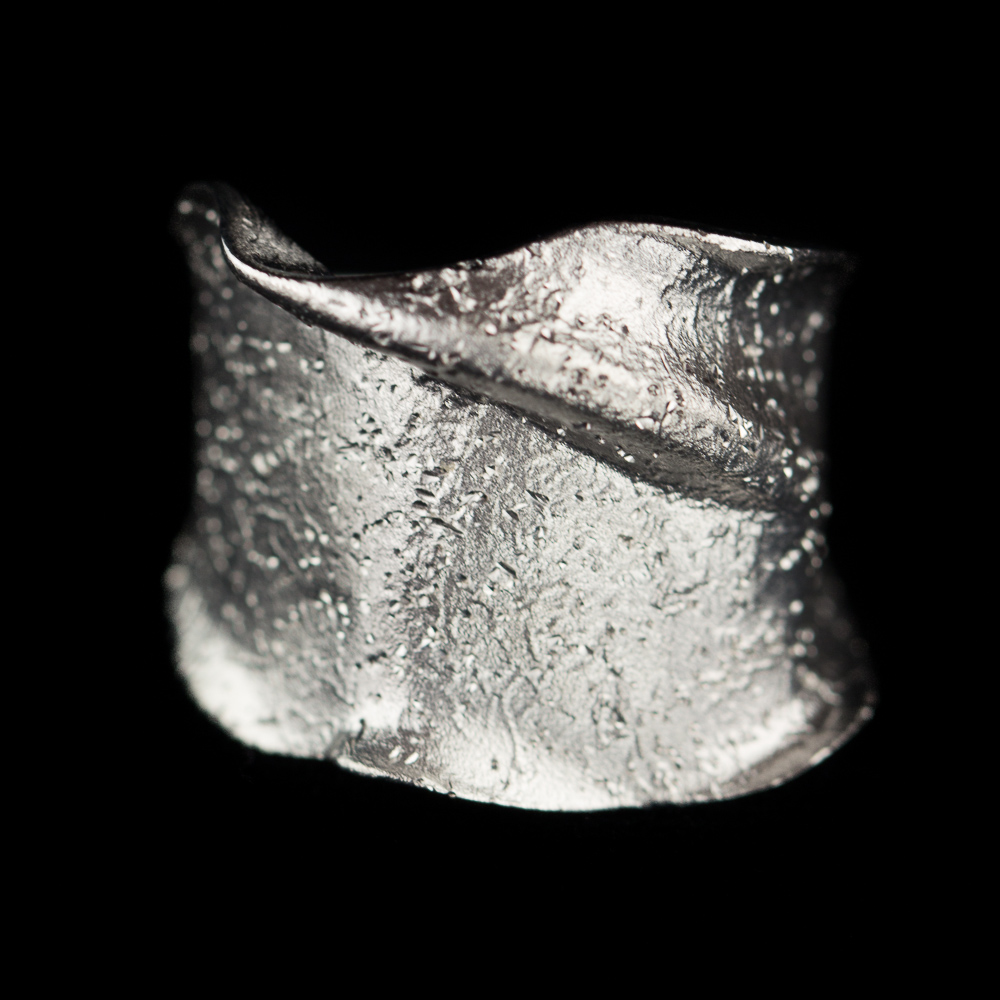 Bewerkte donkergrijze oorbelletjes van sterling zilver