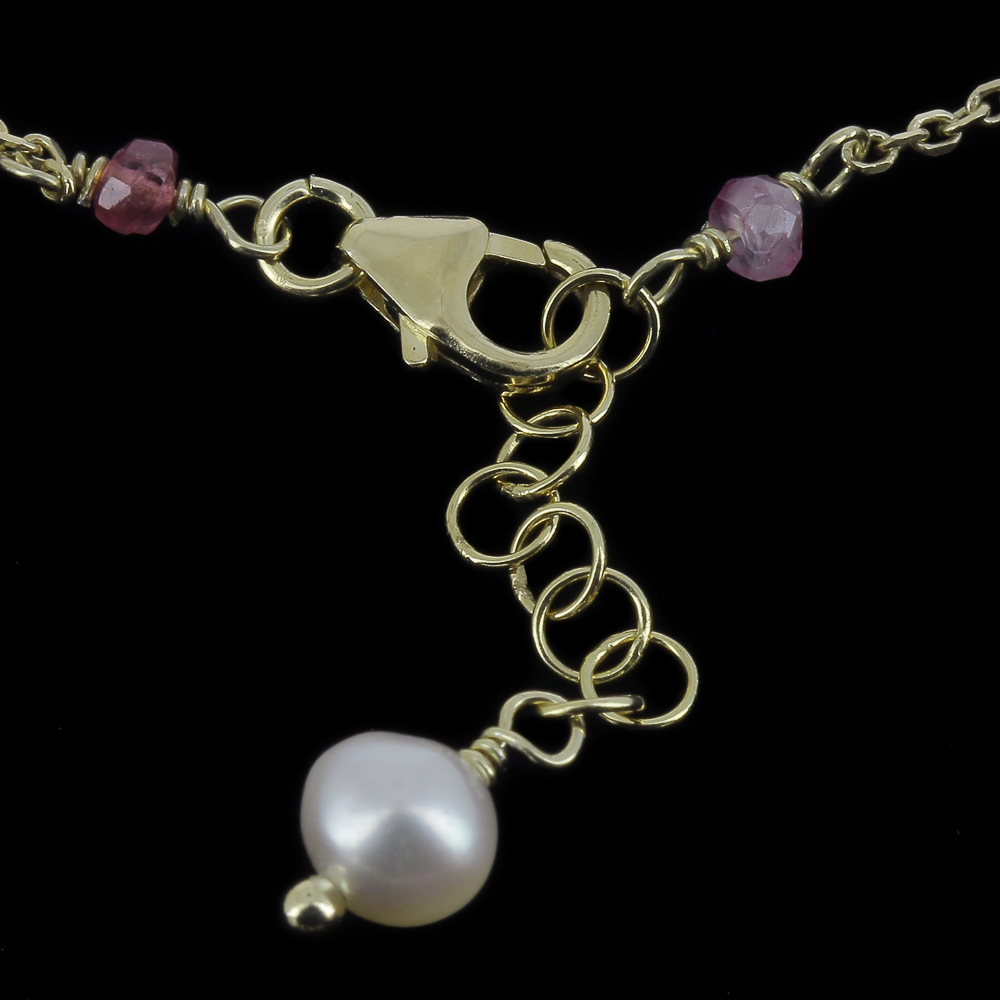 Refined gold-plated bracelet with few beads and gemstones