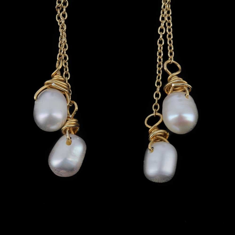 Longues boucles d'oreilles dorées avec perles