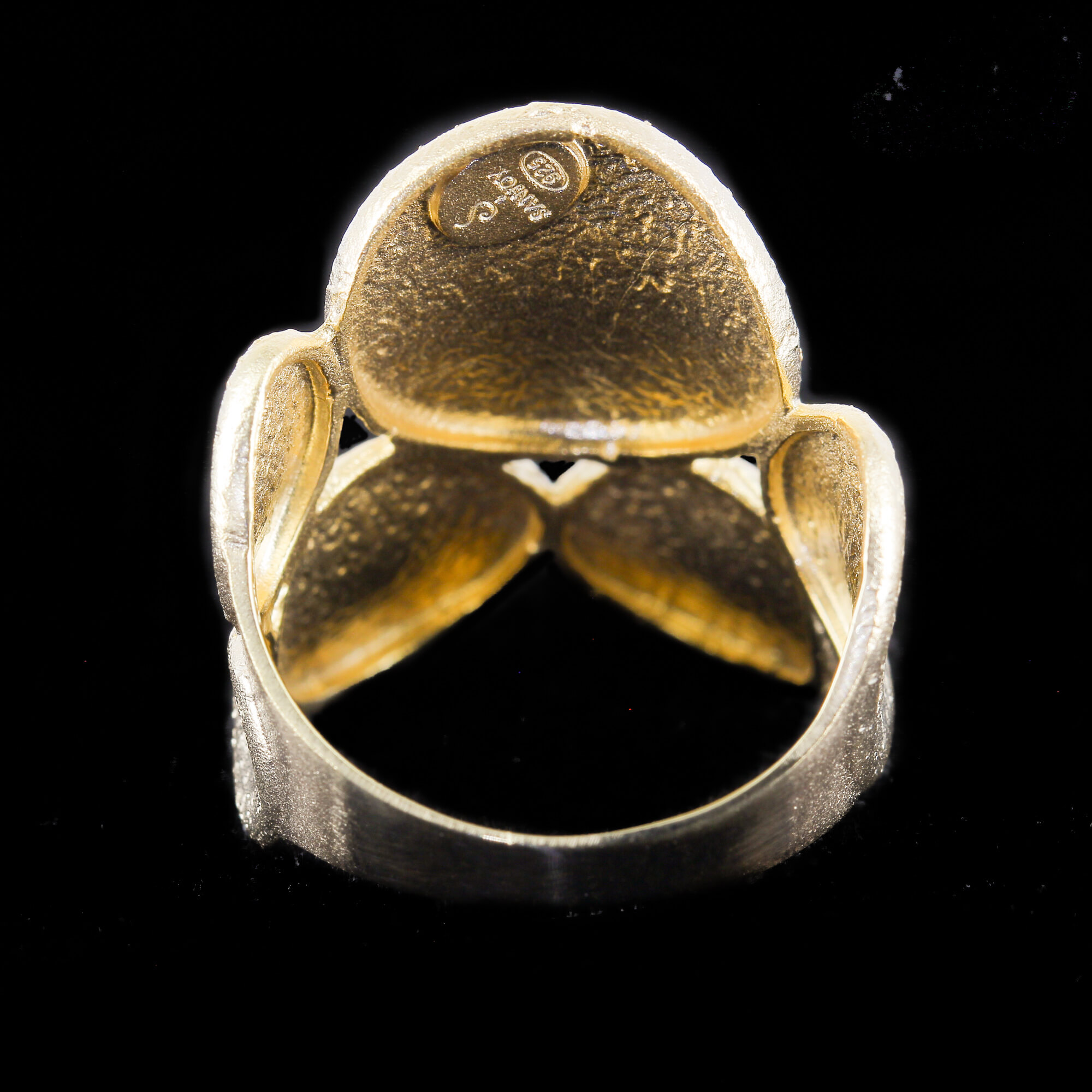 Bague dorée avec opérations en forme ovale