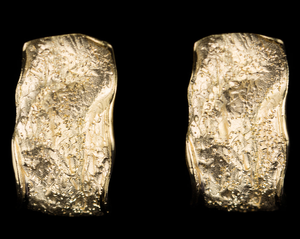 Golden rectangular earrings of 18kt with glare