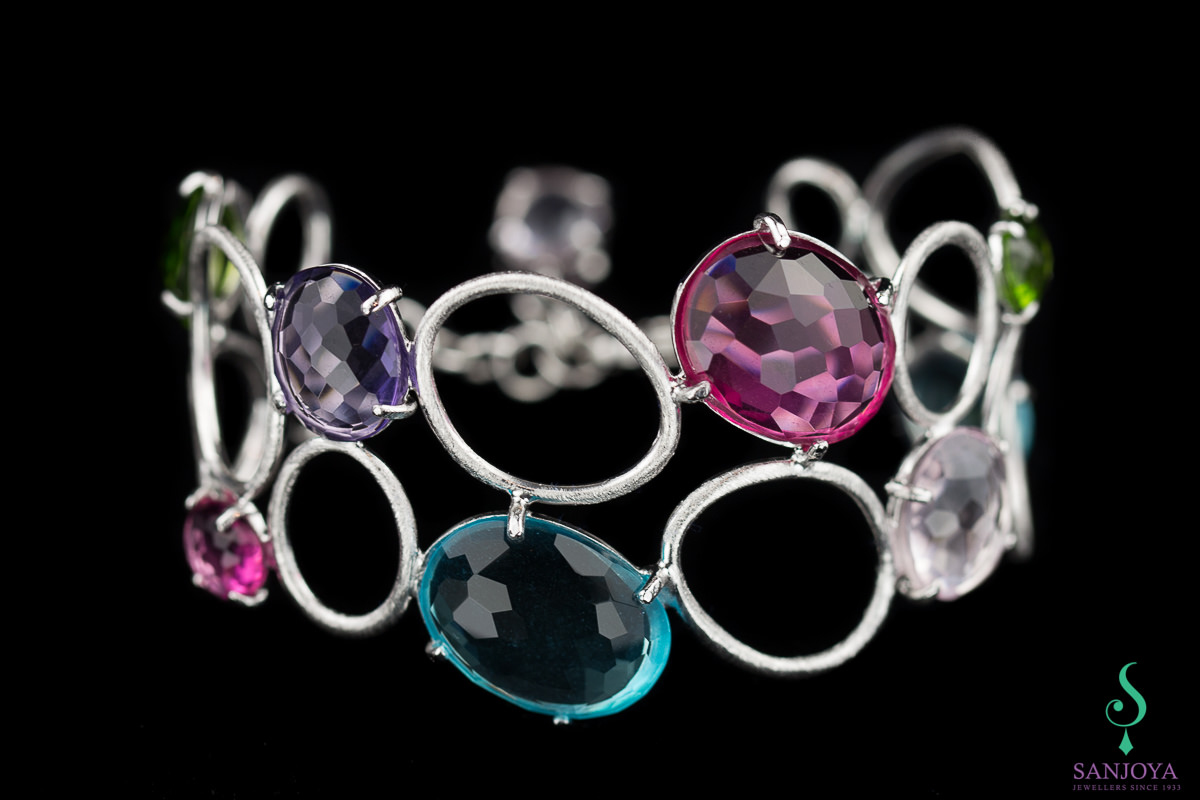 Bewerkte donkergrijze oorbelletjes van sterling zilver
