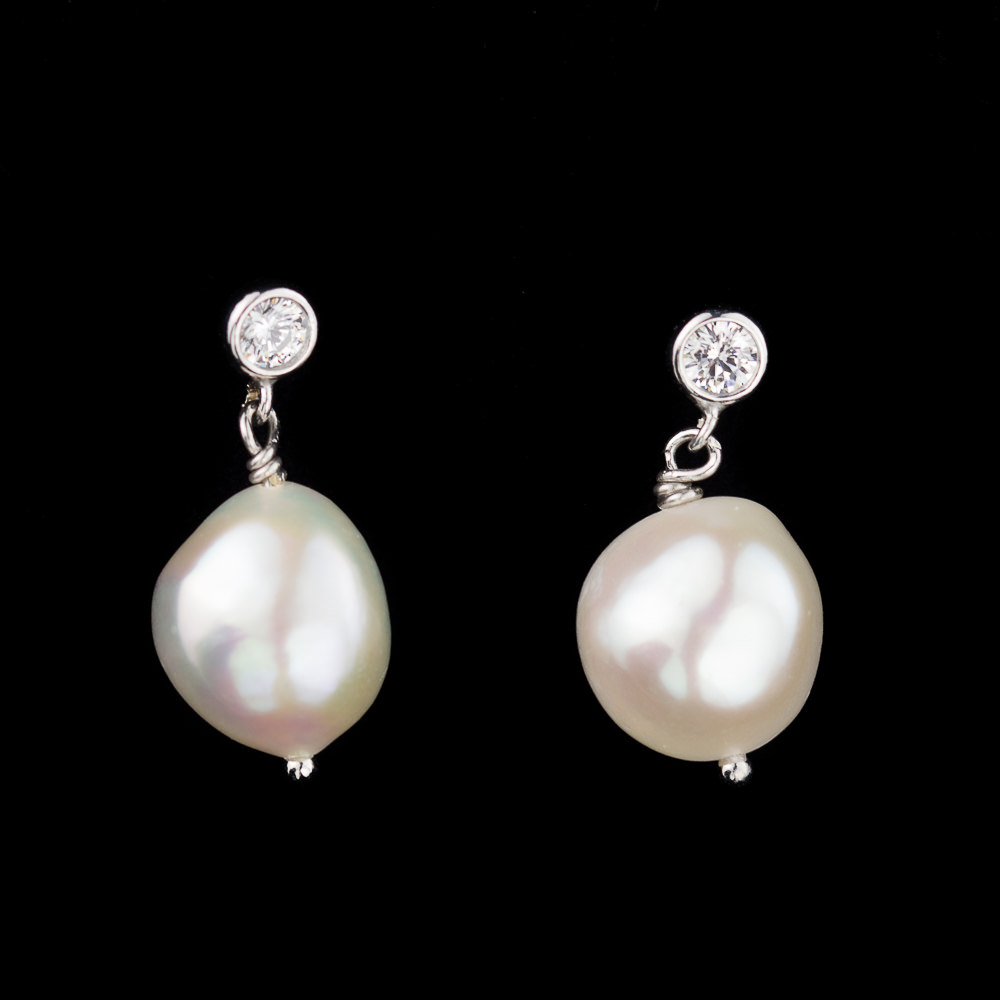 Pearl earrings of silver and zirconia