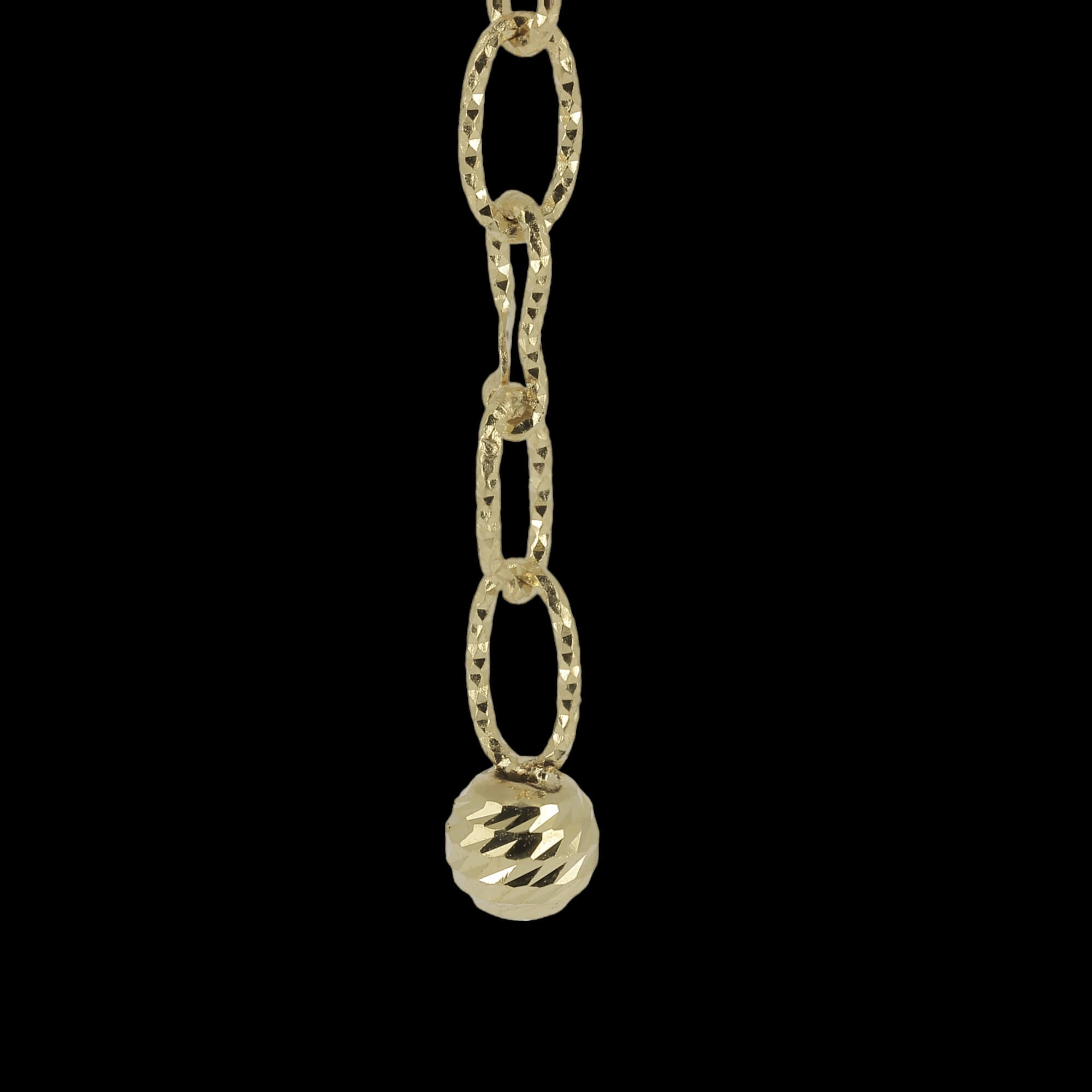 Gold chain made of 18kt gold with a decorated pendant