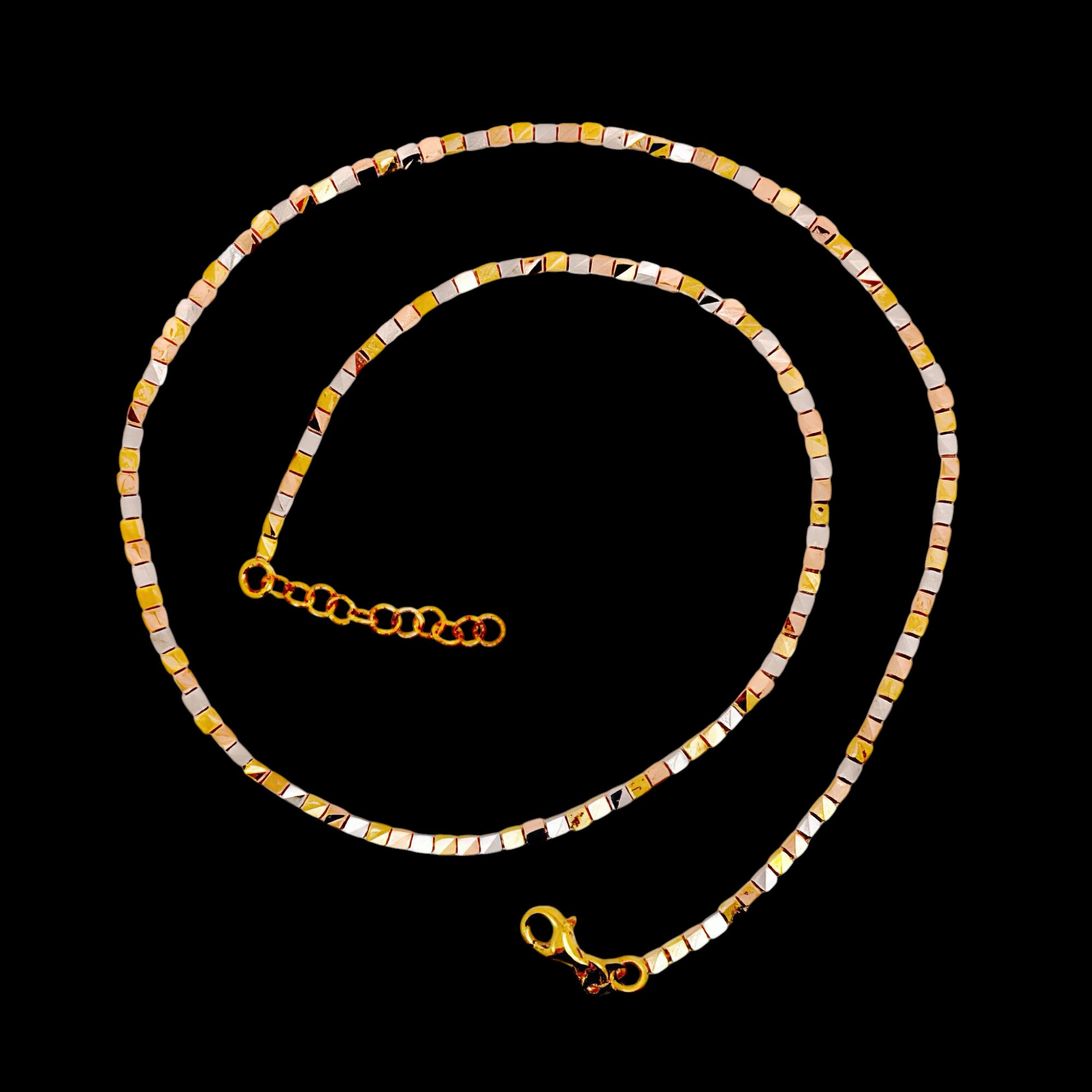 Dreifarbige Kette, 3 mm große Quadrate mit Details