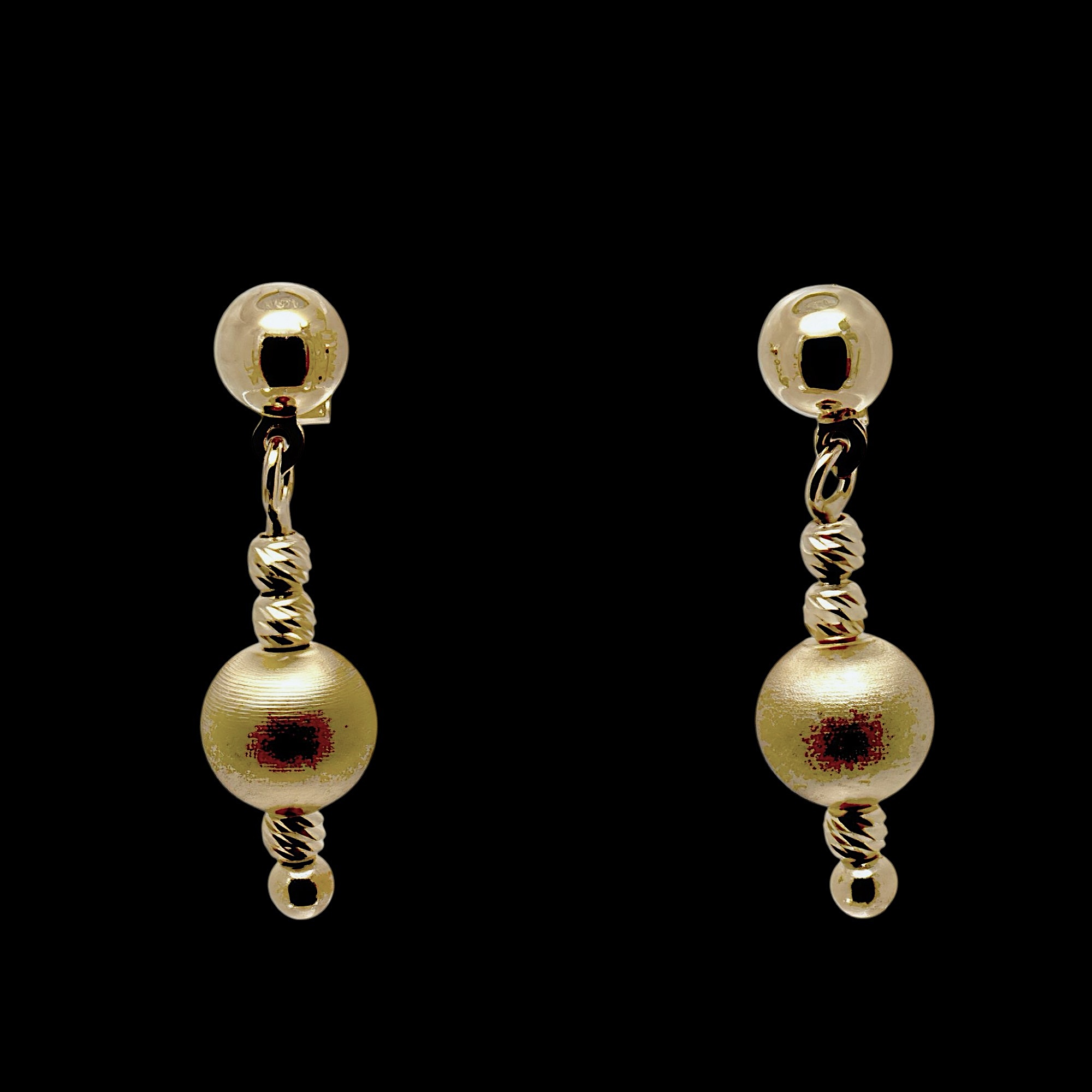 Boucles d'oreilles courtes pendantes plaquées or avec petites boules