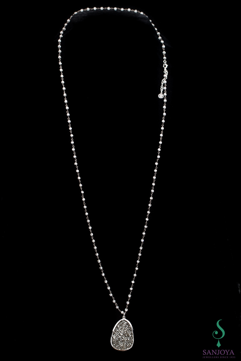 Long necklace with pendant of black hematite and crystal