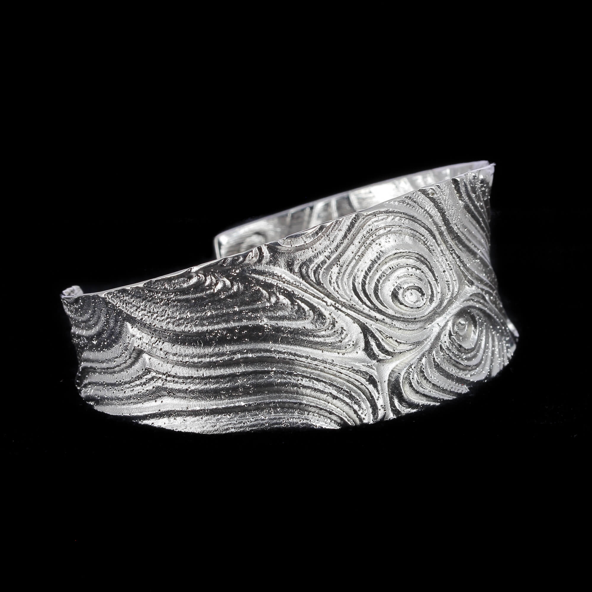 Silber und bearbeitetes breites Sklavenarmband