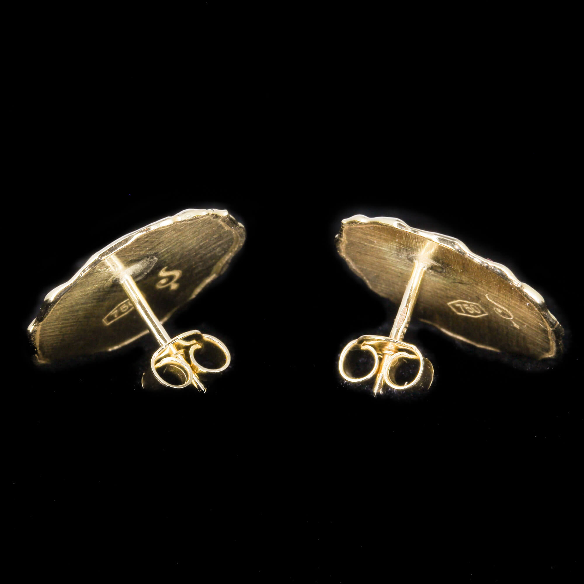 Small round and unmeated earrings of 18kt gold