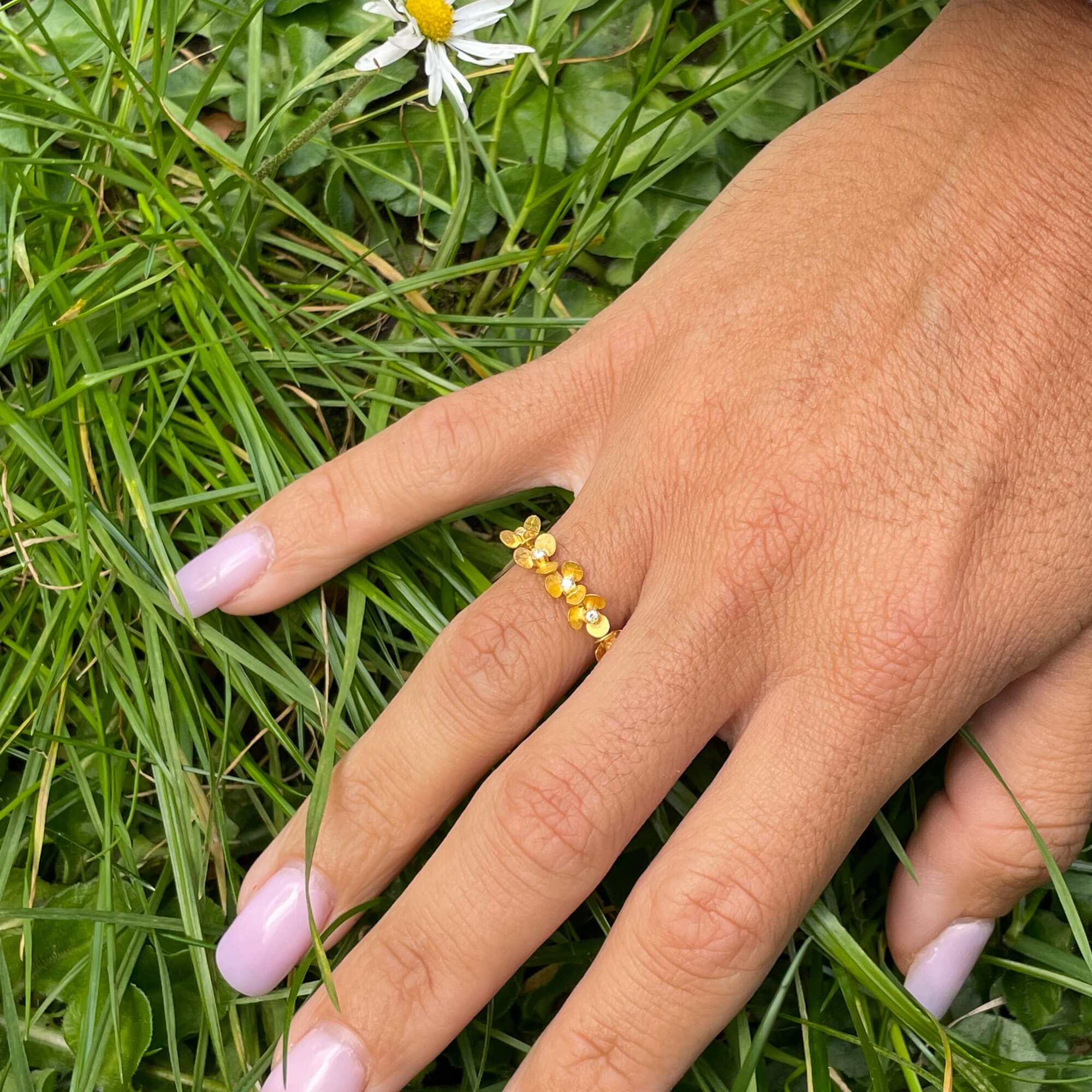 Refined 18kt gold ring with some diamonds