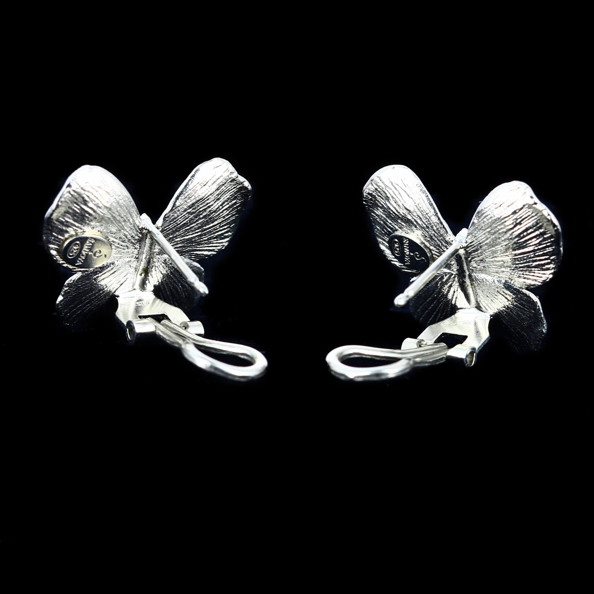 Zilveren grotere vlinder oorbellen