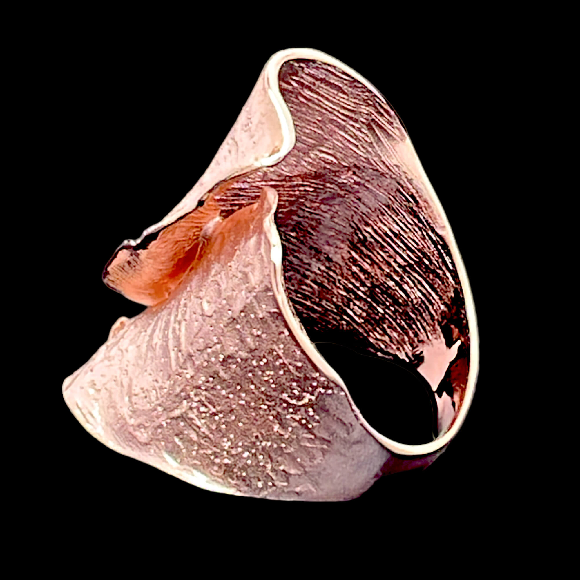 Golvende rosé ring met schitteringen