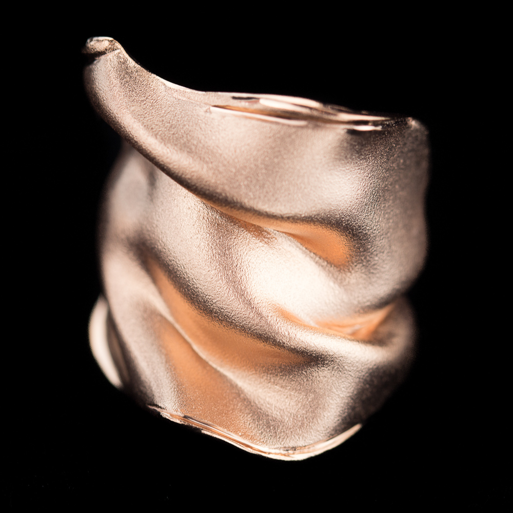 PRE0219004 - Matte en licht plooiende rosé ring met gepolijst randje