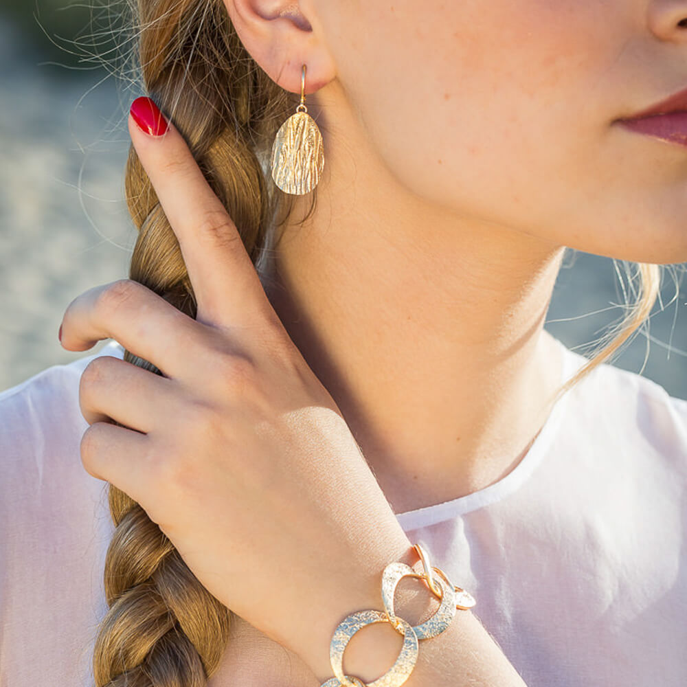 Goldplated pendant earrings with diamond cut