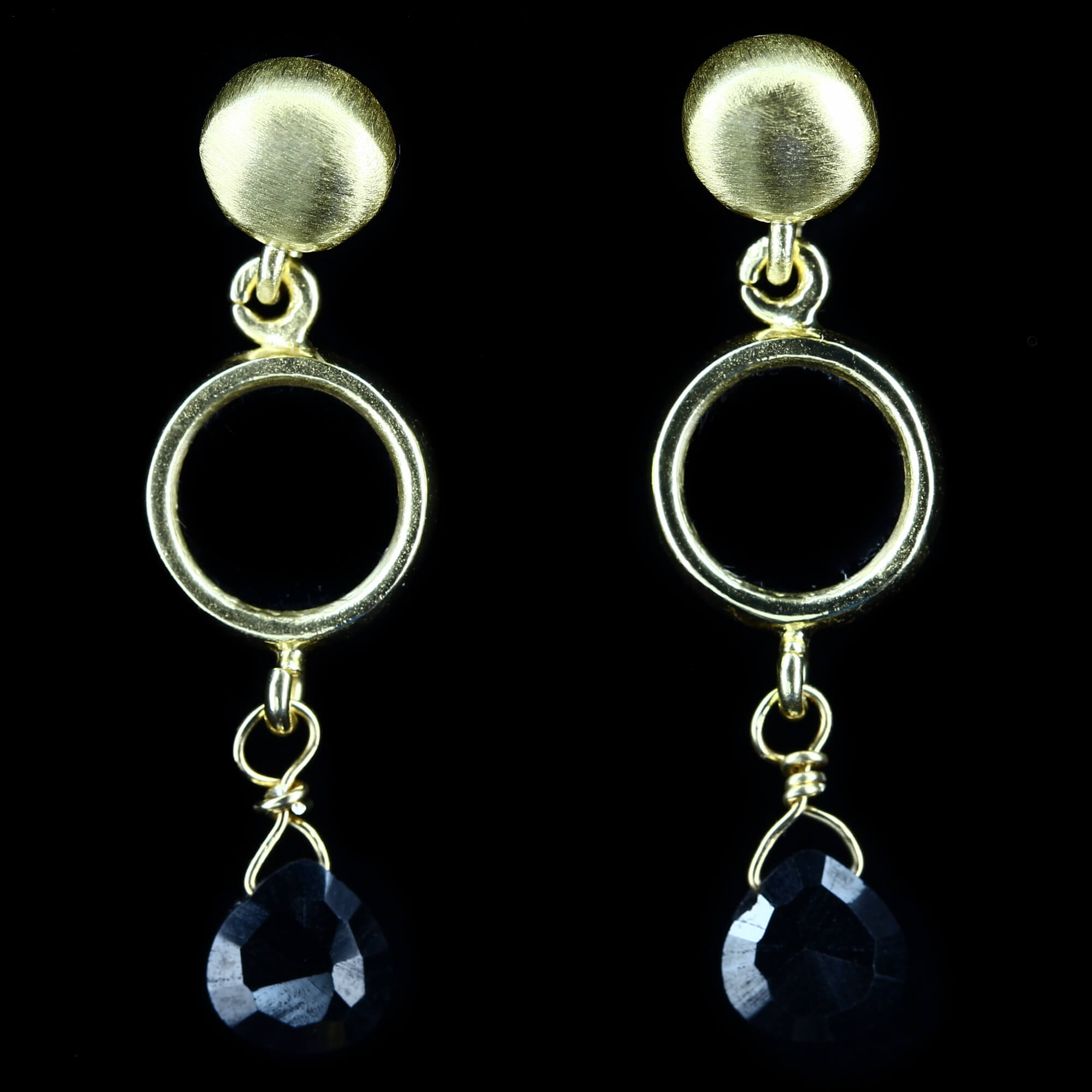 Gold plated and dependent earrings with Onyx