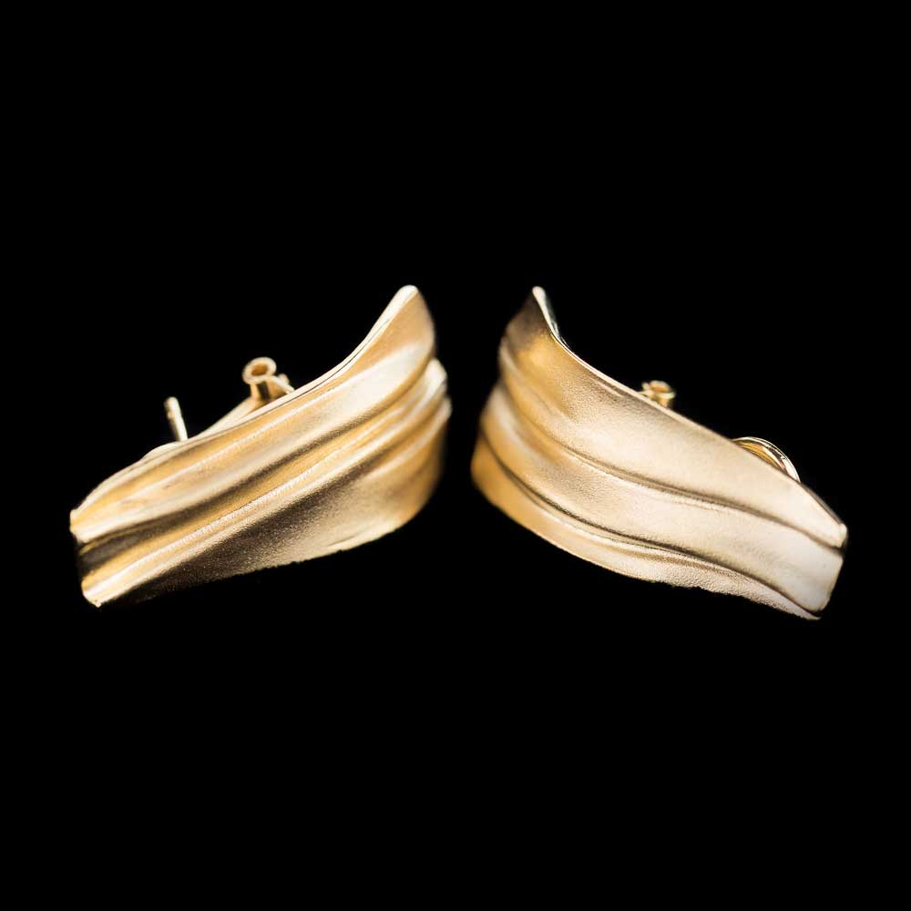 Matte and tapered elongated gold plated earrings with clip