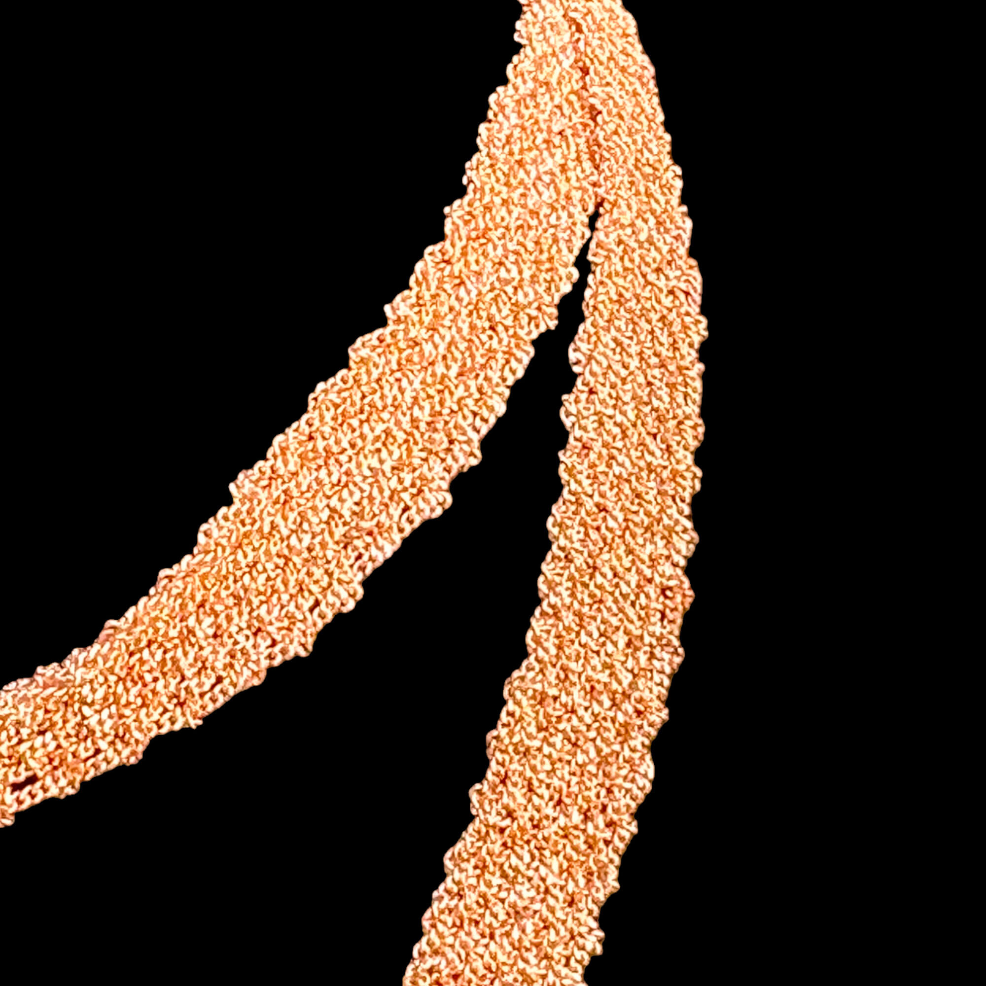 Roséfarbener Schal aus ineinander verwobenen Ketten