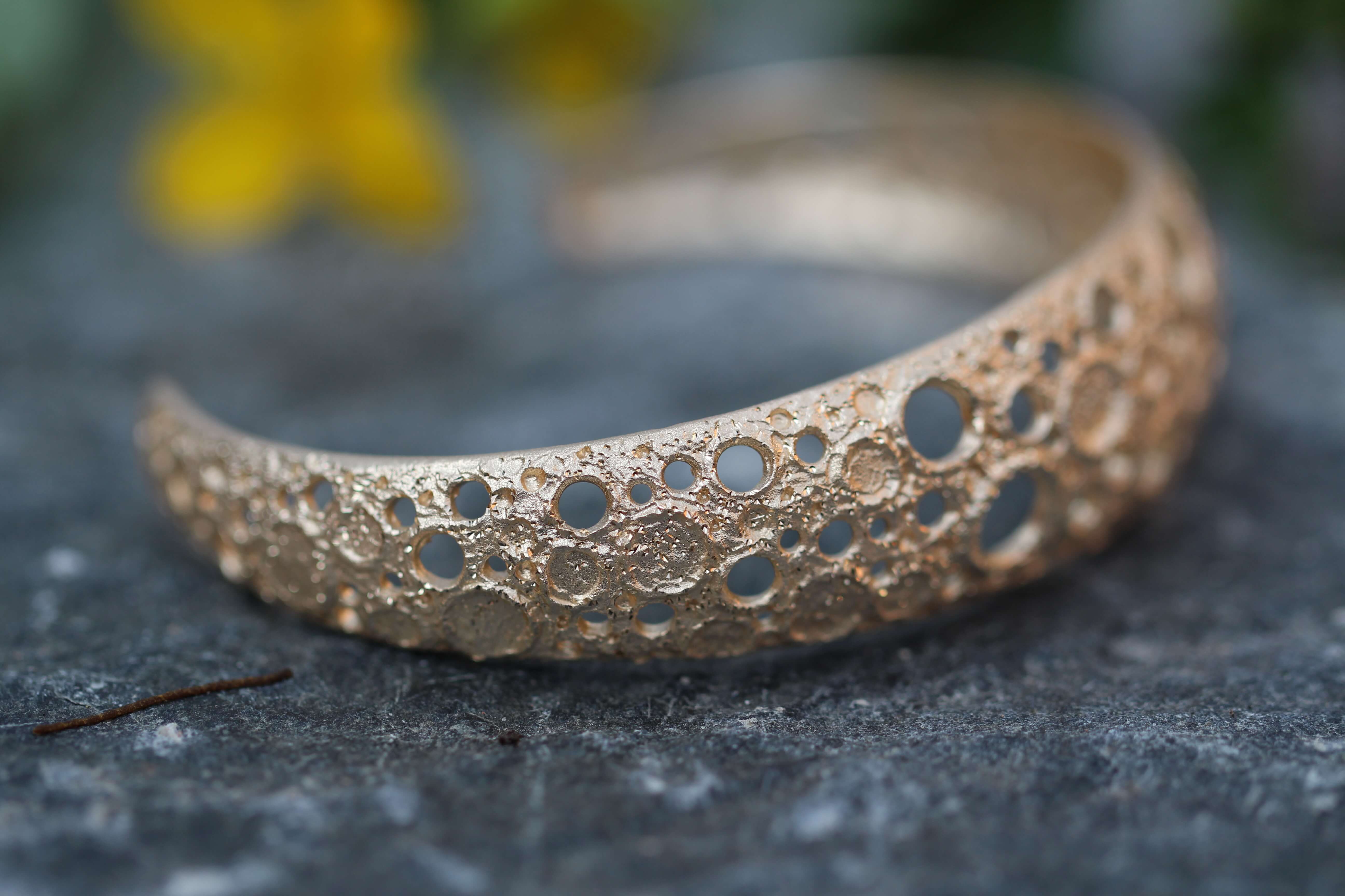 Narrow and gold-plated bracelet with crafted glare