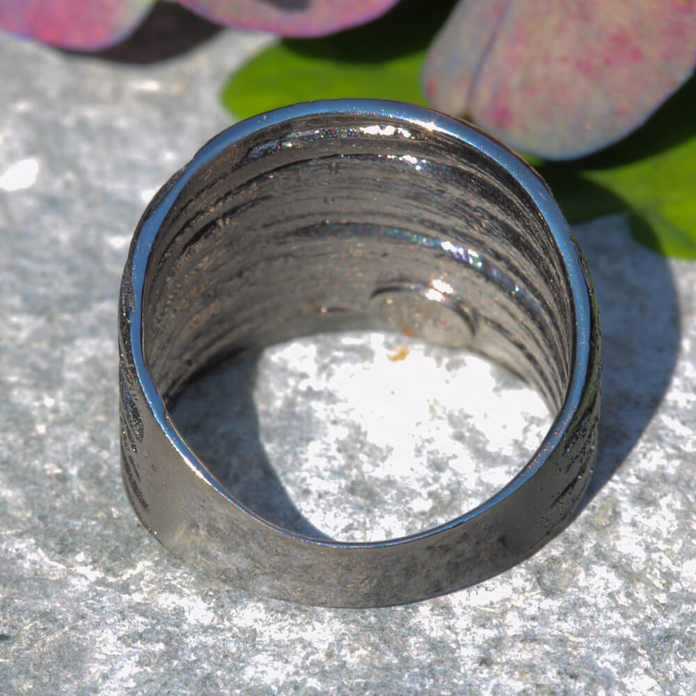 Brilliant and striped silver-gray ring