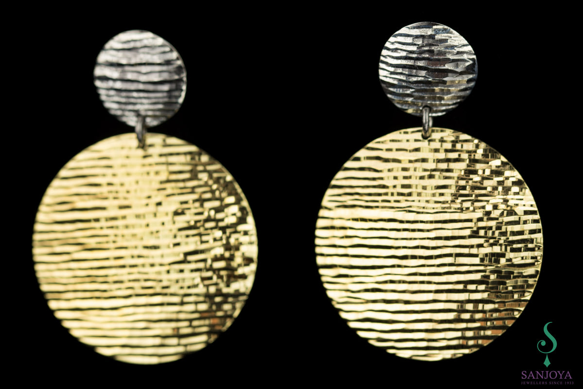 Gilded and closed round earrings with black trim