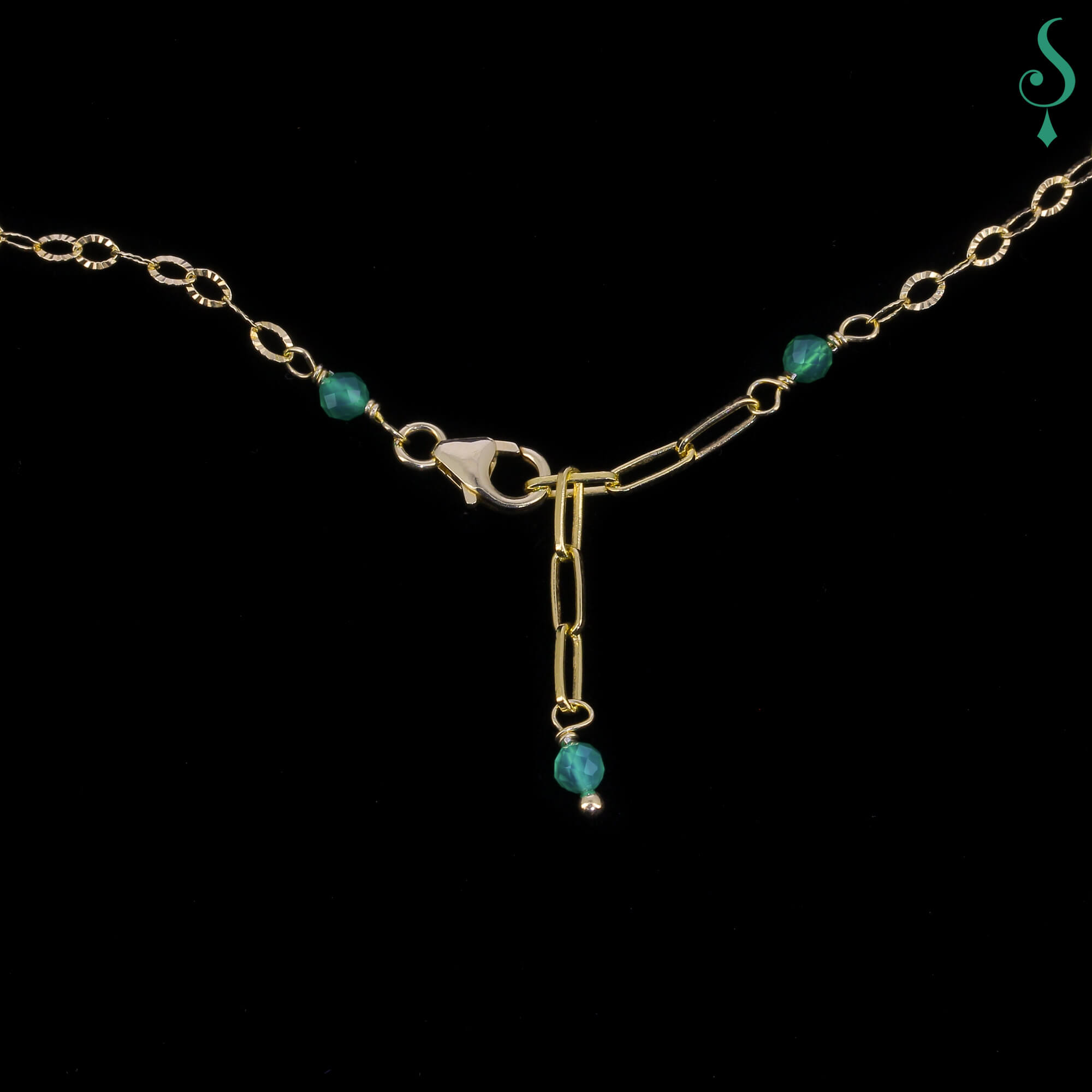 IS0421001 - Lange vergulde ketting met groene edelstenen